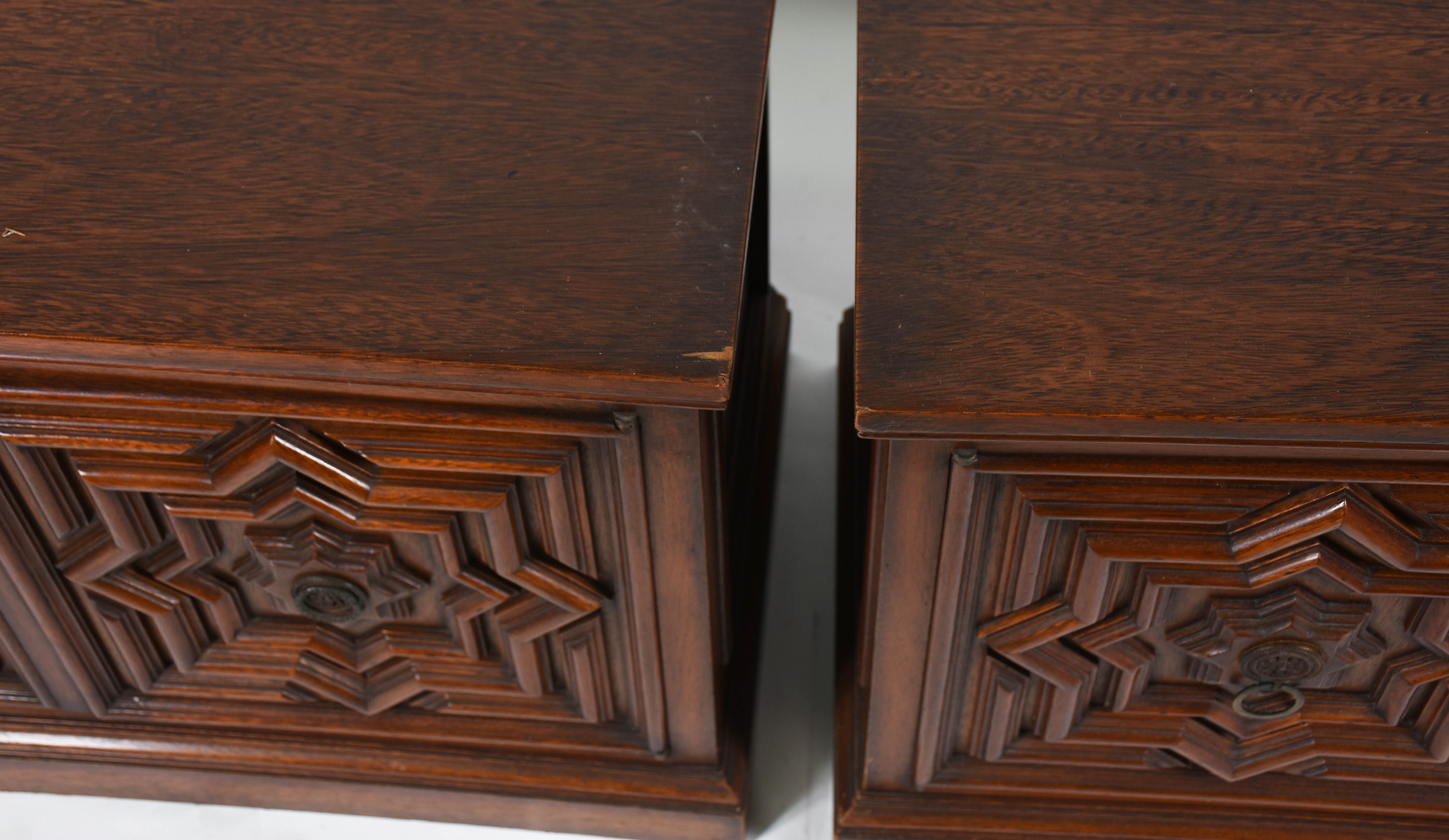 Par de cômodas laterais de madeira com 2 portas almofadadas e... - foto 2 de 5