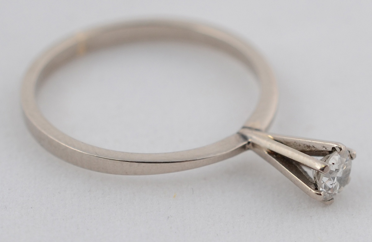 Anel solitário de ouro branco 18 k com aproximadamente 0,25 ct de...