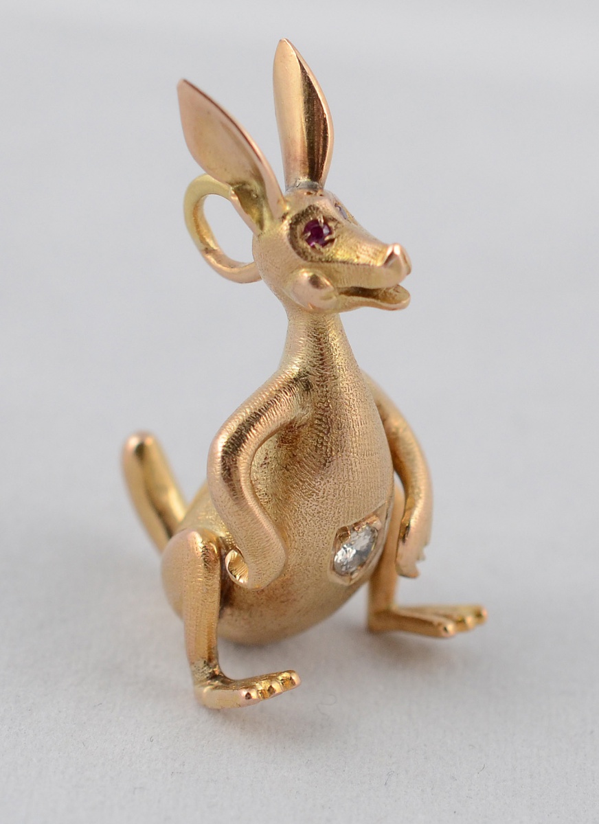 Pingente de ouro amarelo 18 k em forma de canguru com brilhantes e... - foto 1 de 3