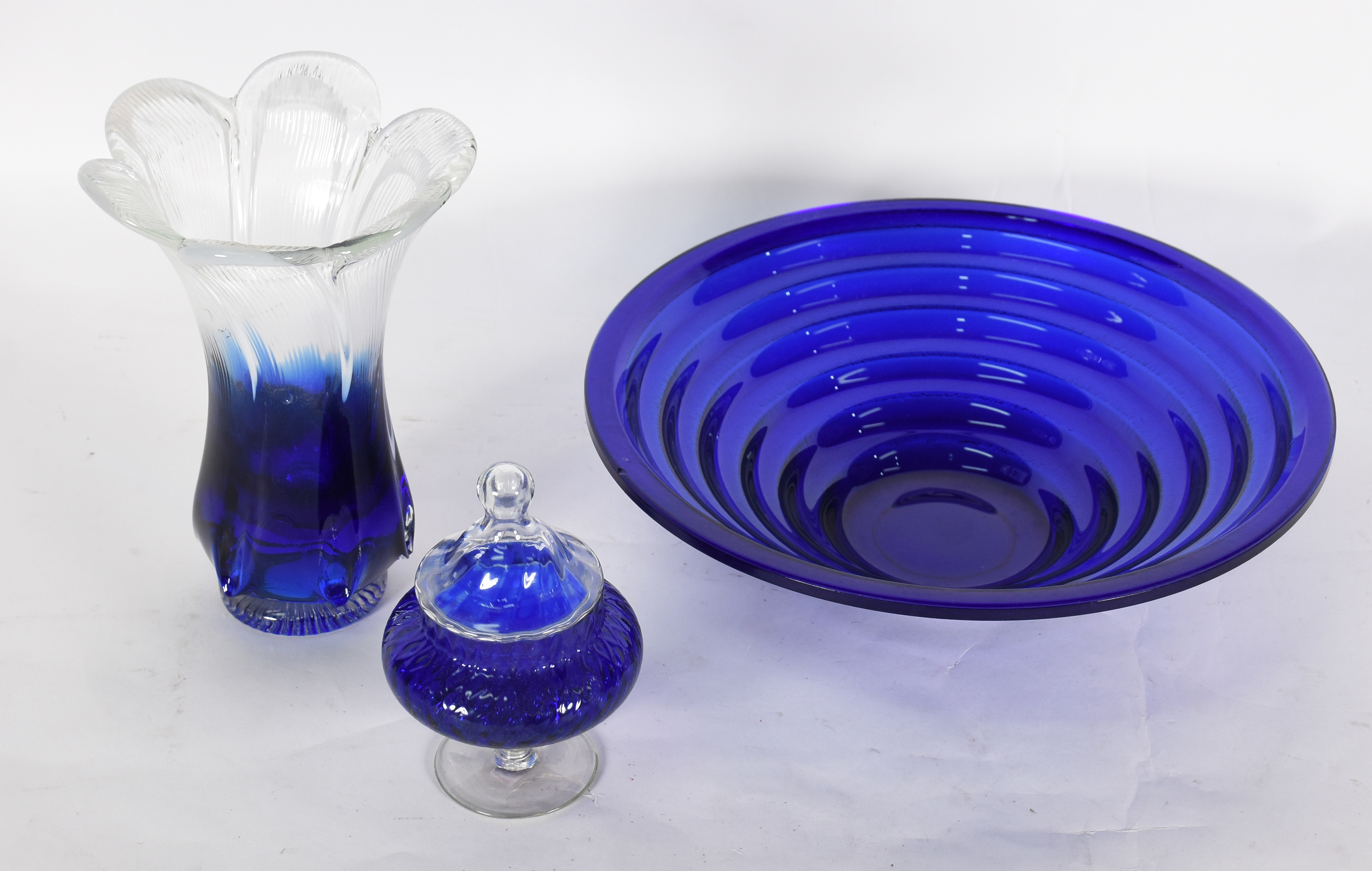Três peças de vidro azul sendo , fruteira , vaso e bomboniere . - foto 1 de 4