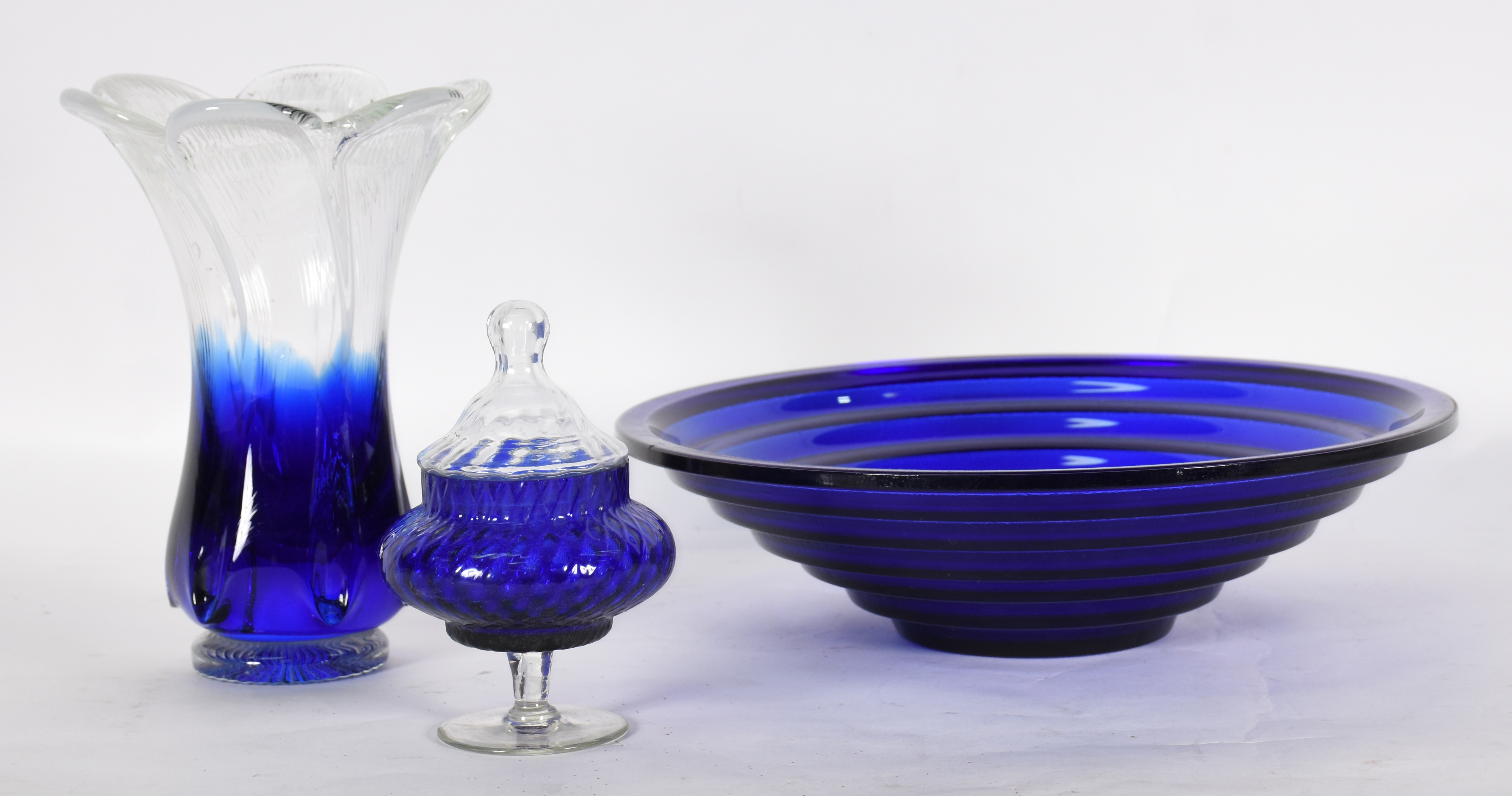 Três peças de vidro azul sendo , fruteira , vaso e bomboniere . - foto 2 de 4