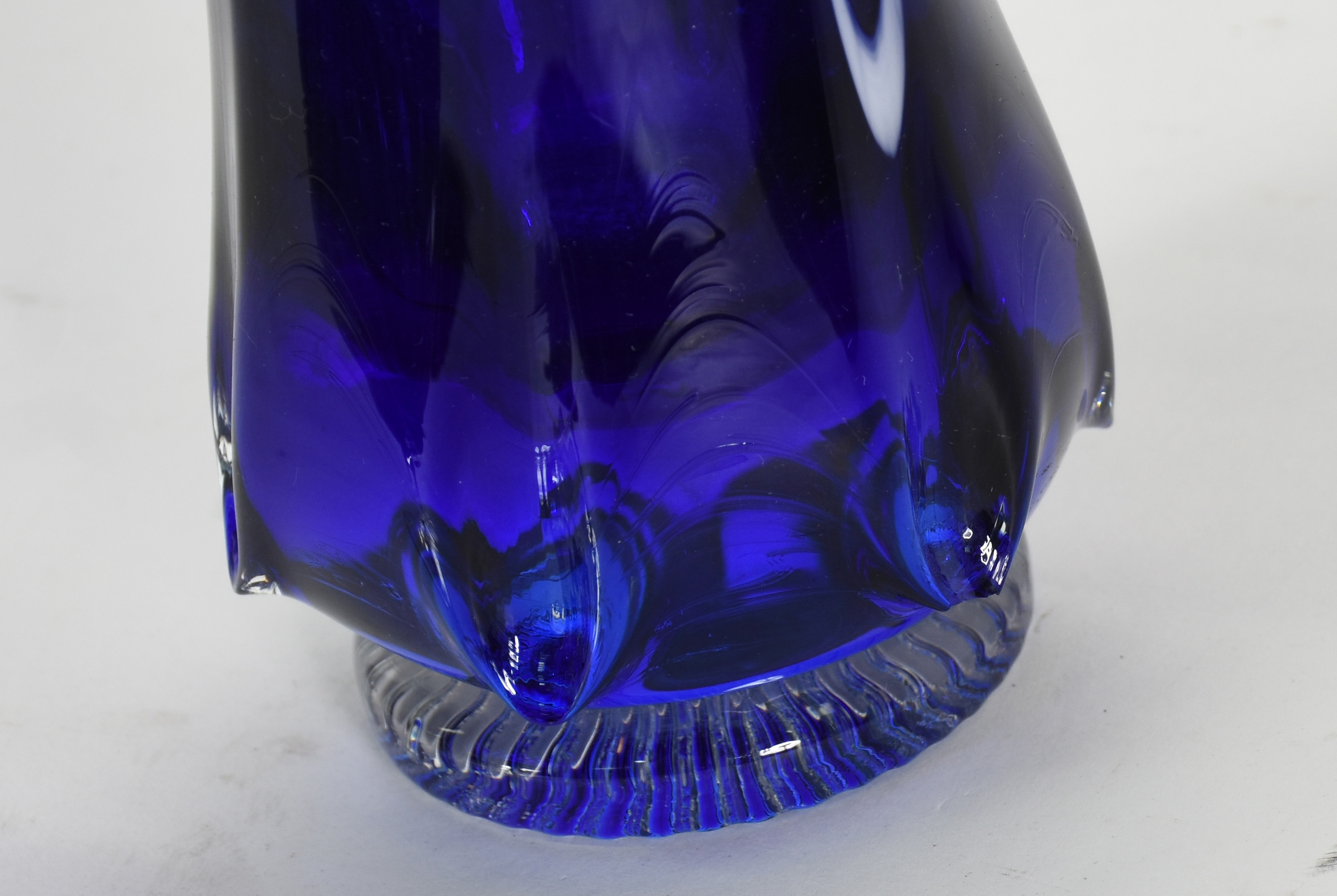 Três peças de vidro azul sendo , fruteira , vaso e bomboniere . - foto 3 de 4