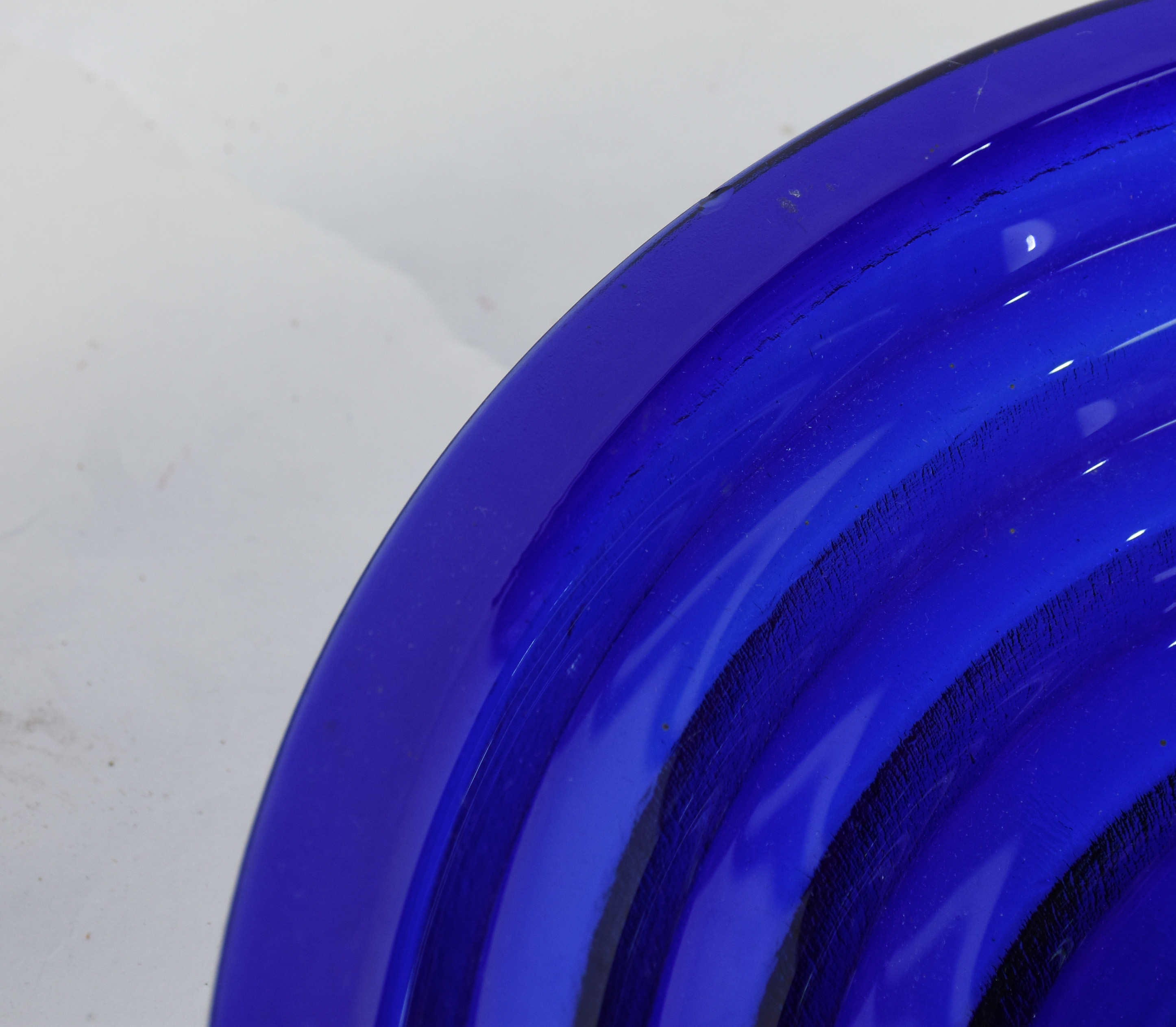 Três peças de vidro azul sendo , fruteira , vaso e bomboniere . - foto 4 de 4