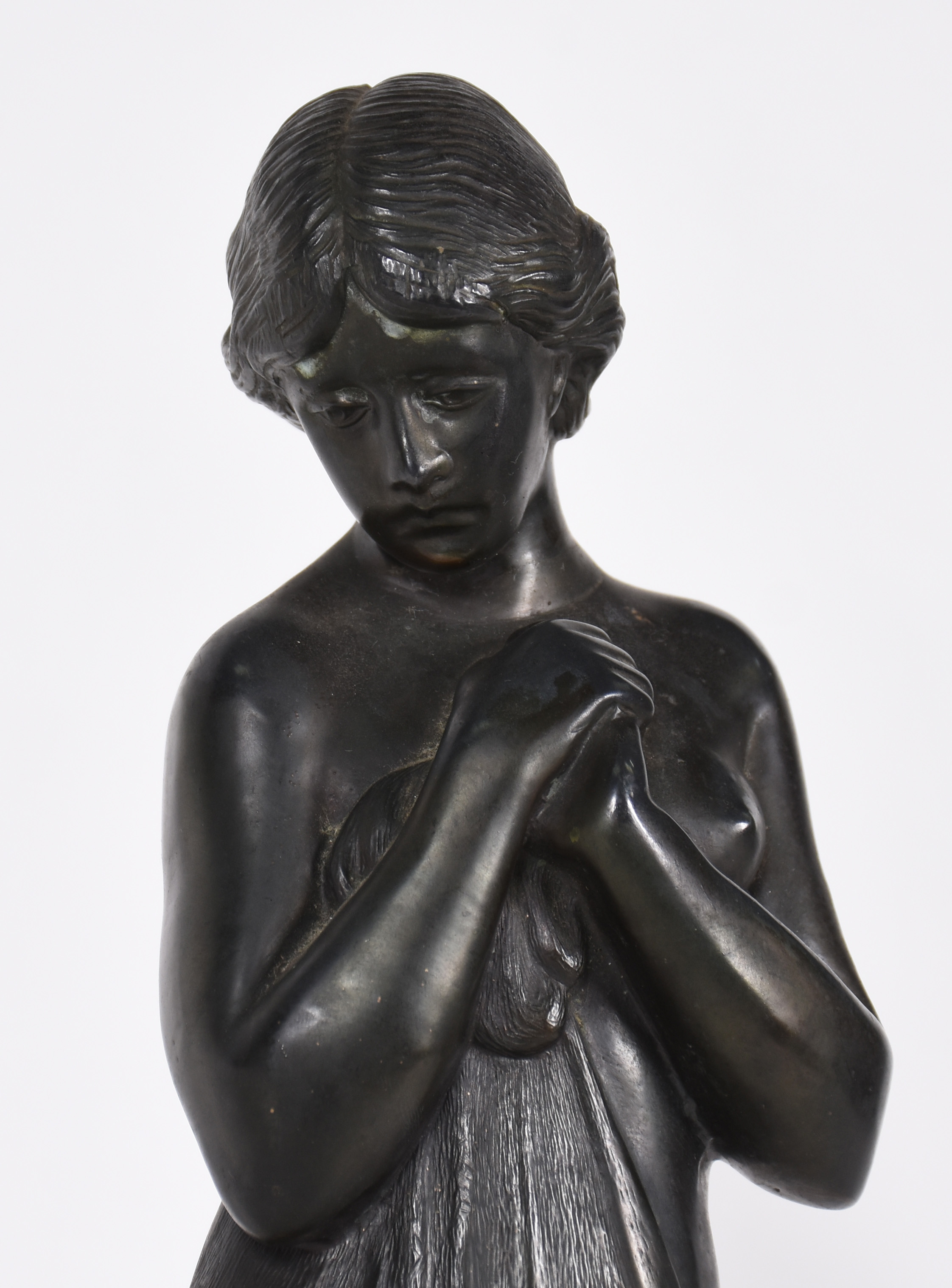 Estatueta de Petit bronze representando figura feminina . - foto 2 de 3