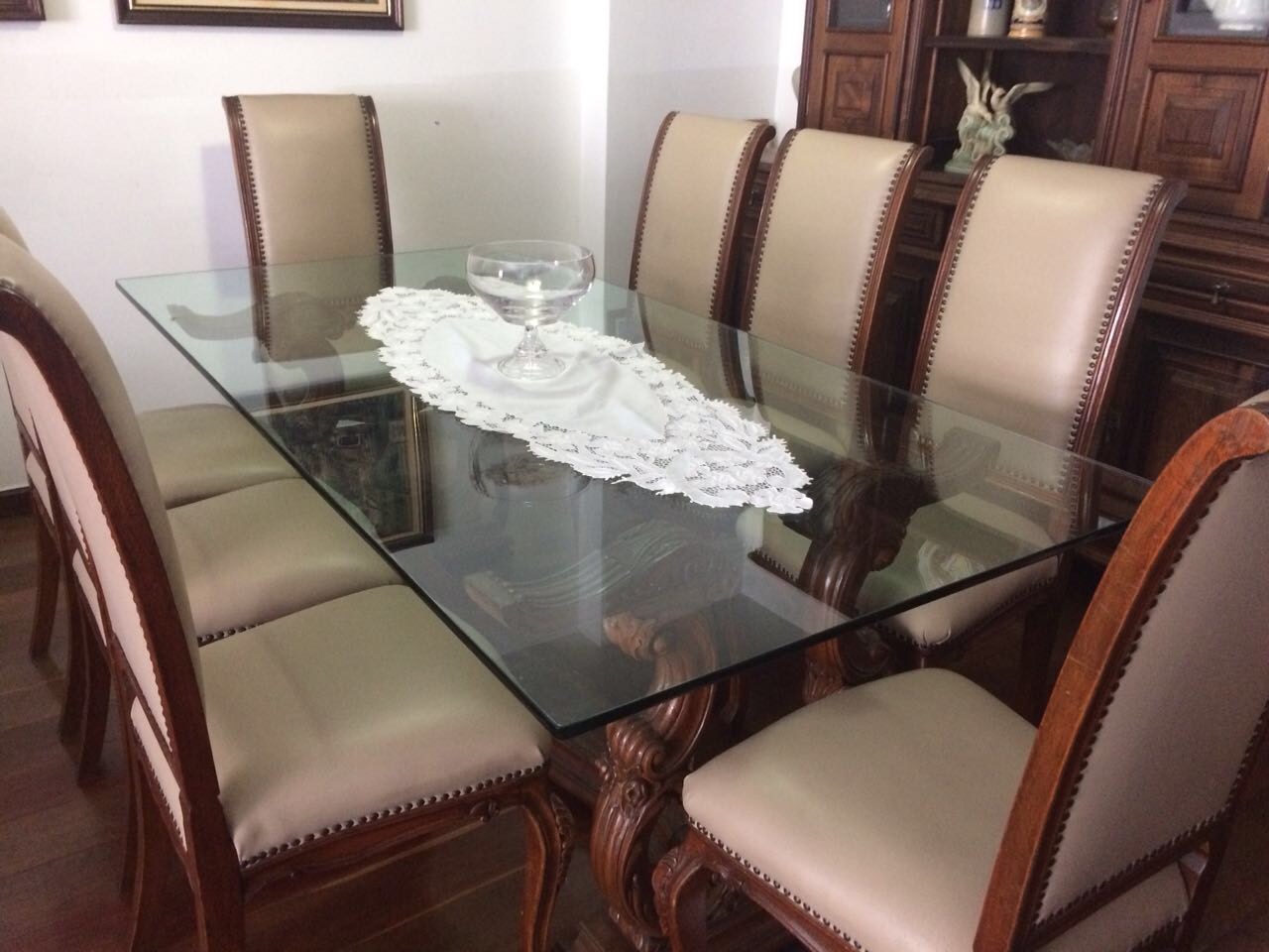 Mesa de jantar com tampo de vidro e pernas entalhadas acompanham 8... - foto 1 de 3