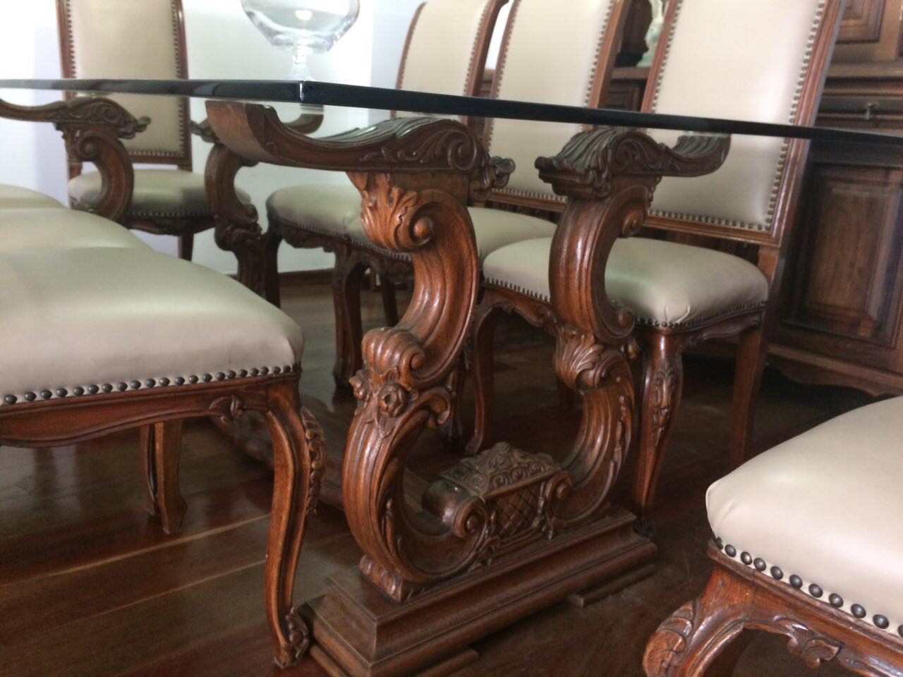Mesa de jantar com tampo de vidro e pernas entalhadas acompanham 8... - foto 2 de 3