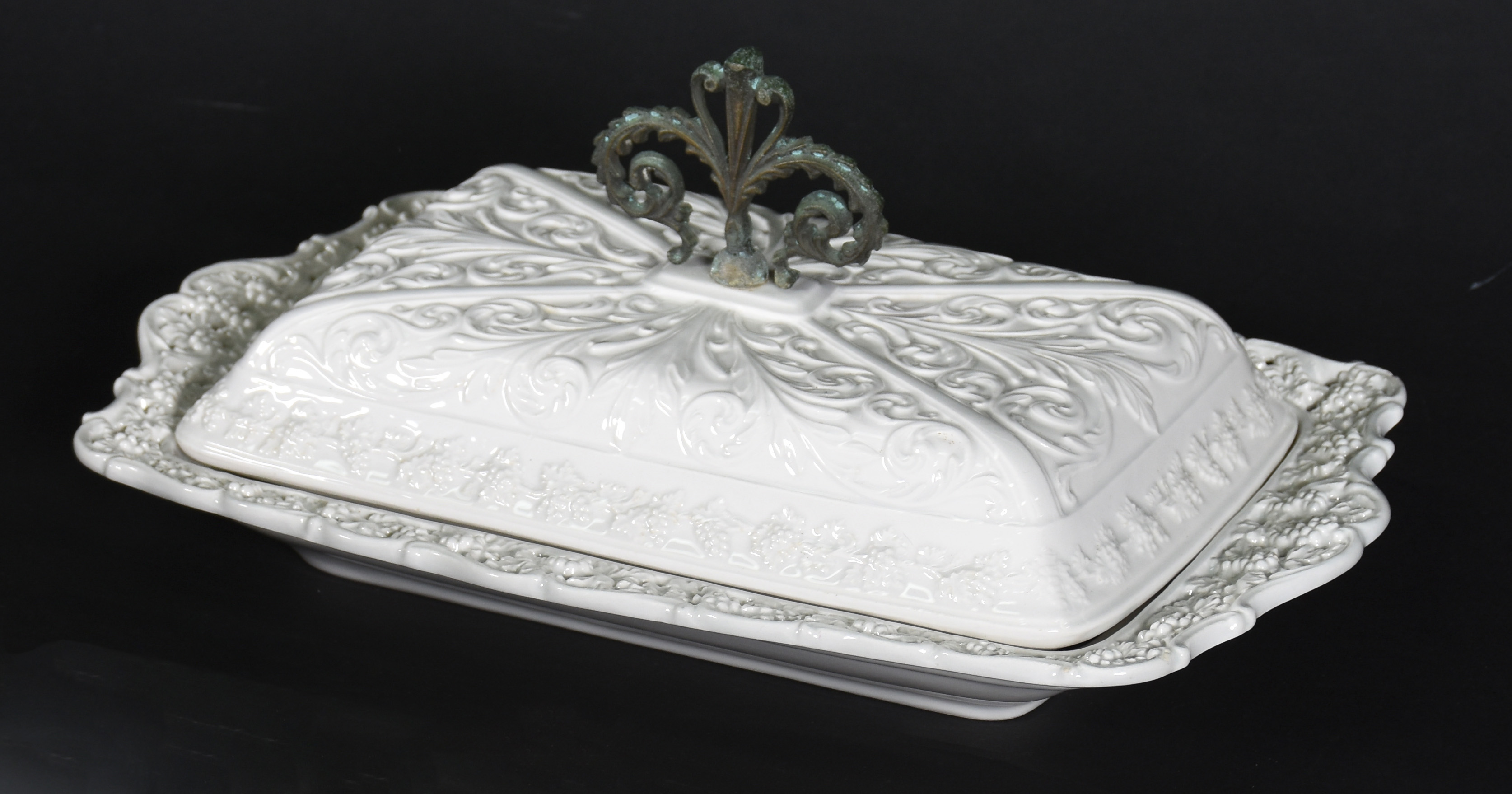 Terrina italiana de porcelana branca trabalhada em relevo, pega de... - foto 1 de 4