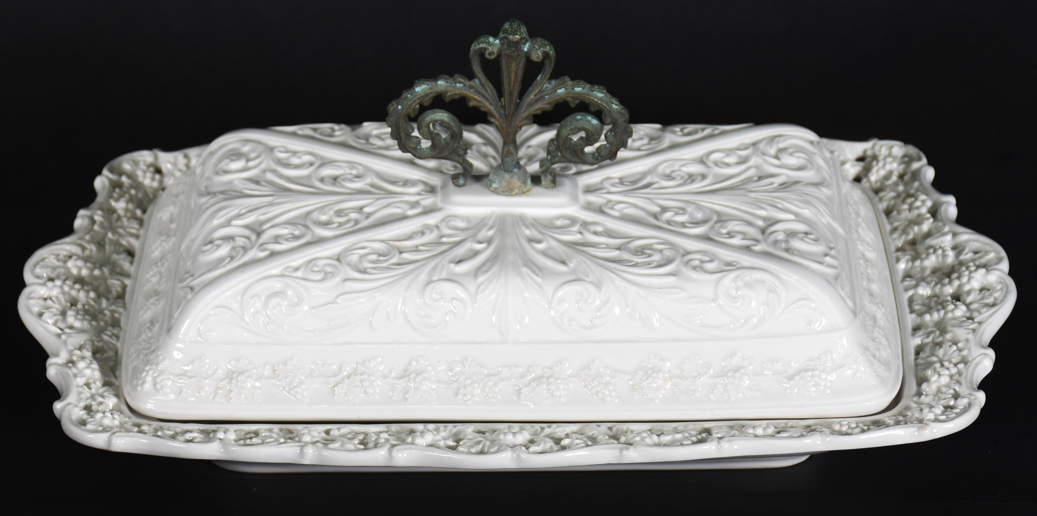 Terrina italiana de porcelana branca trabalhada em relevo, pega de... - foto 2 de 4