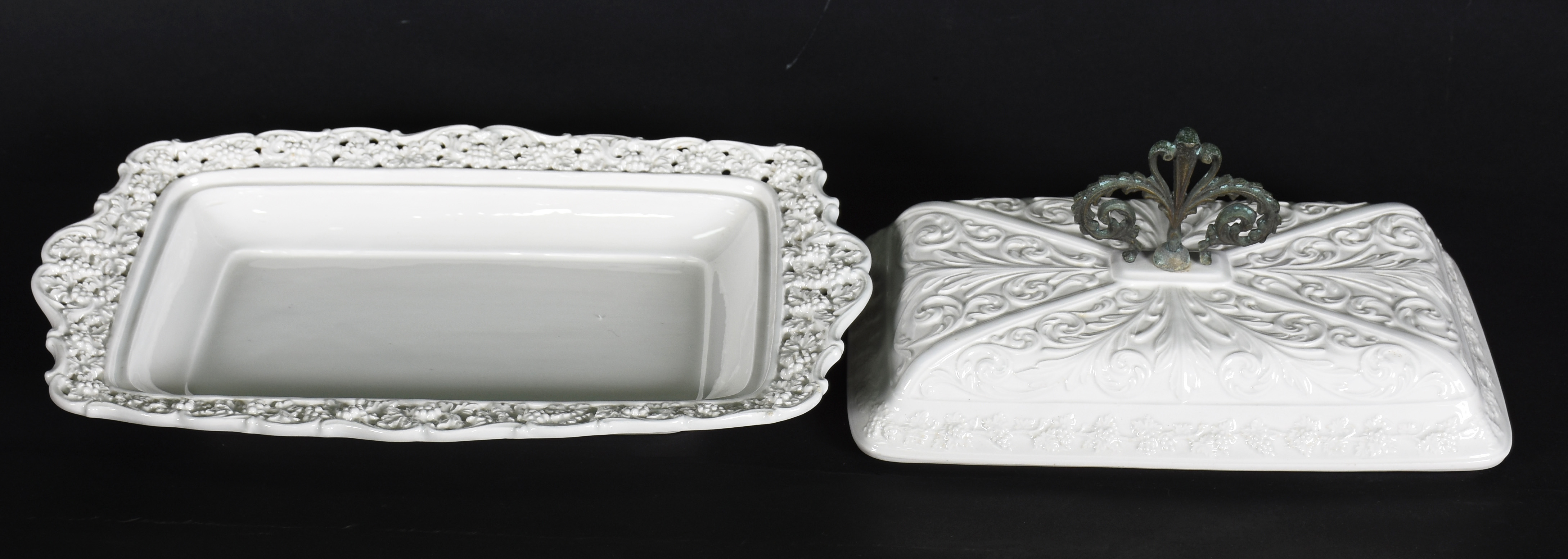 Terrina italiana de porcelana branca trabalhada em relevo, pega de... - foto 3 de 4
