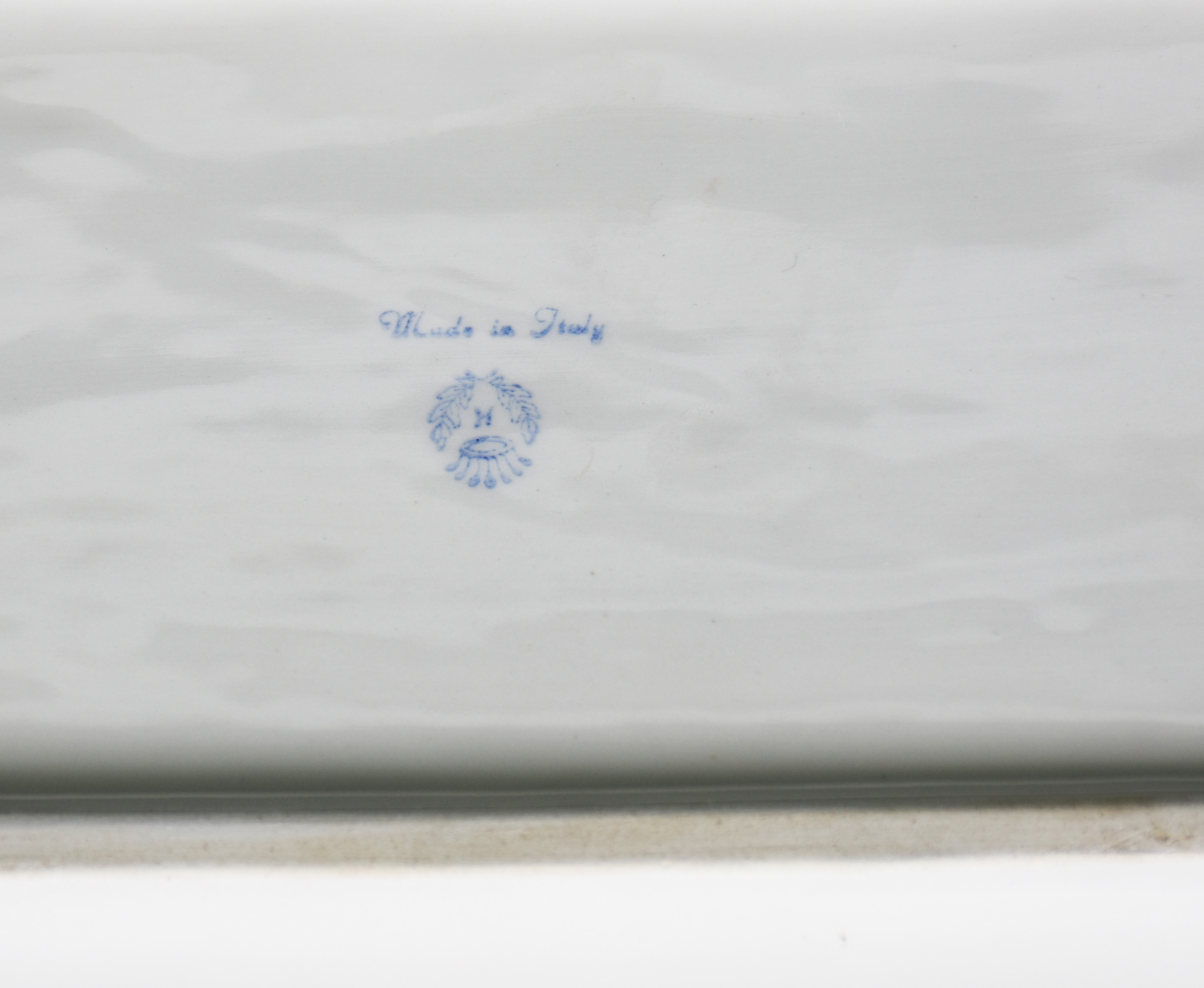 Terrina italiana de porcelana branca trabalhada em relevo, pega de... - foto 4 de 4