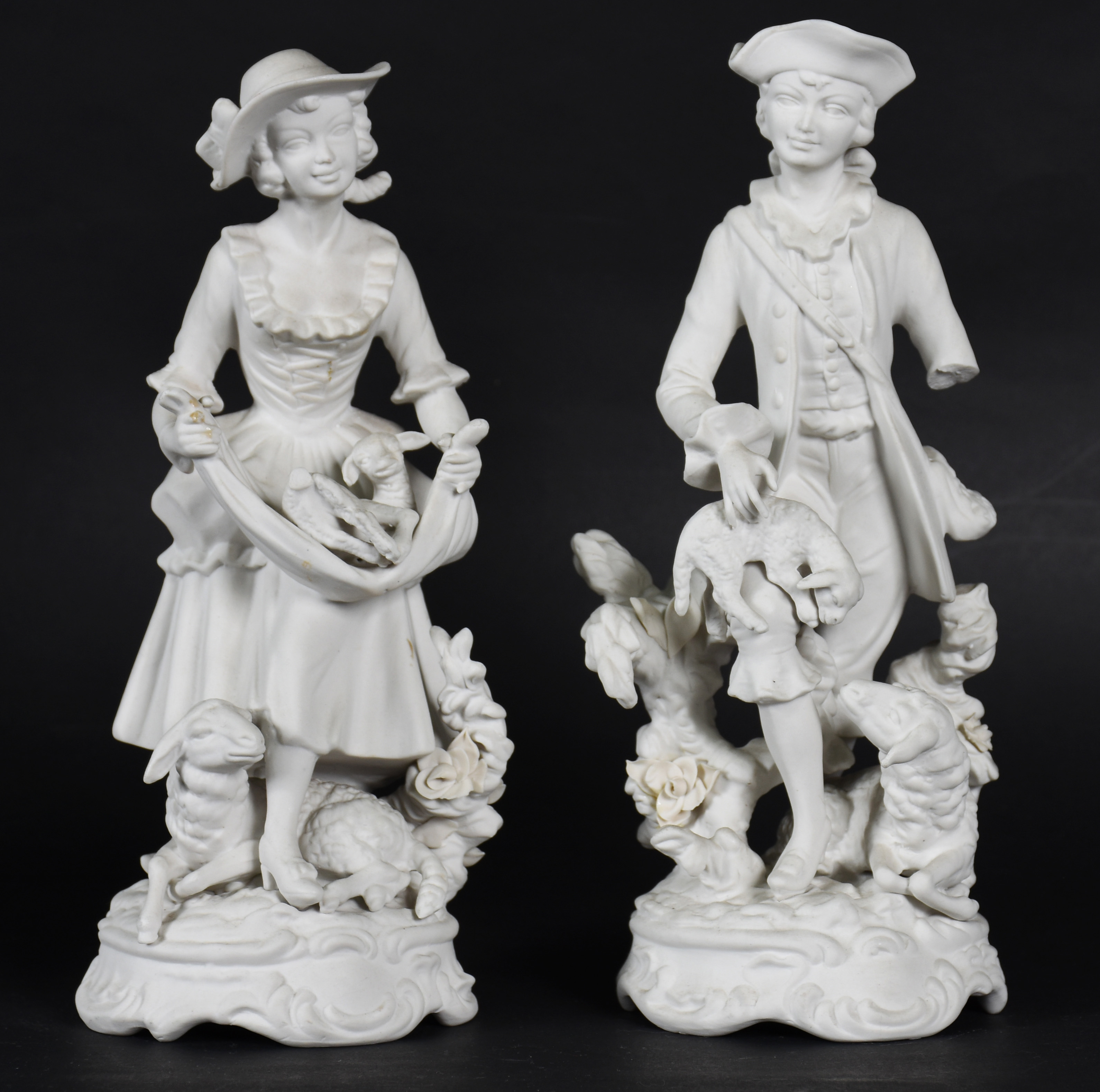Par de estatuetas de biscuit alemão de Dresdem representando casal de... - foto 1 de 7