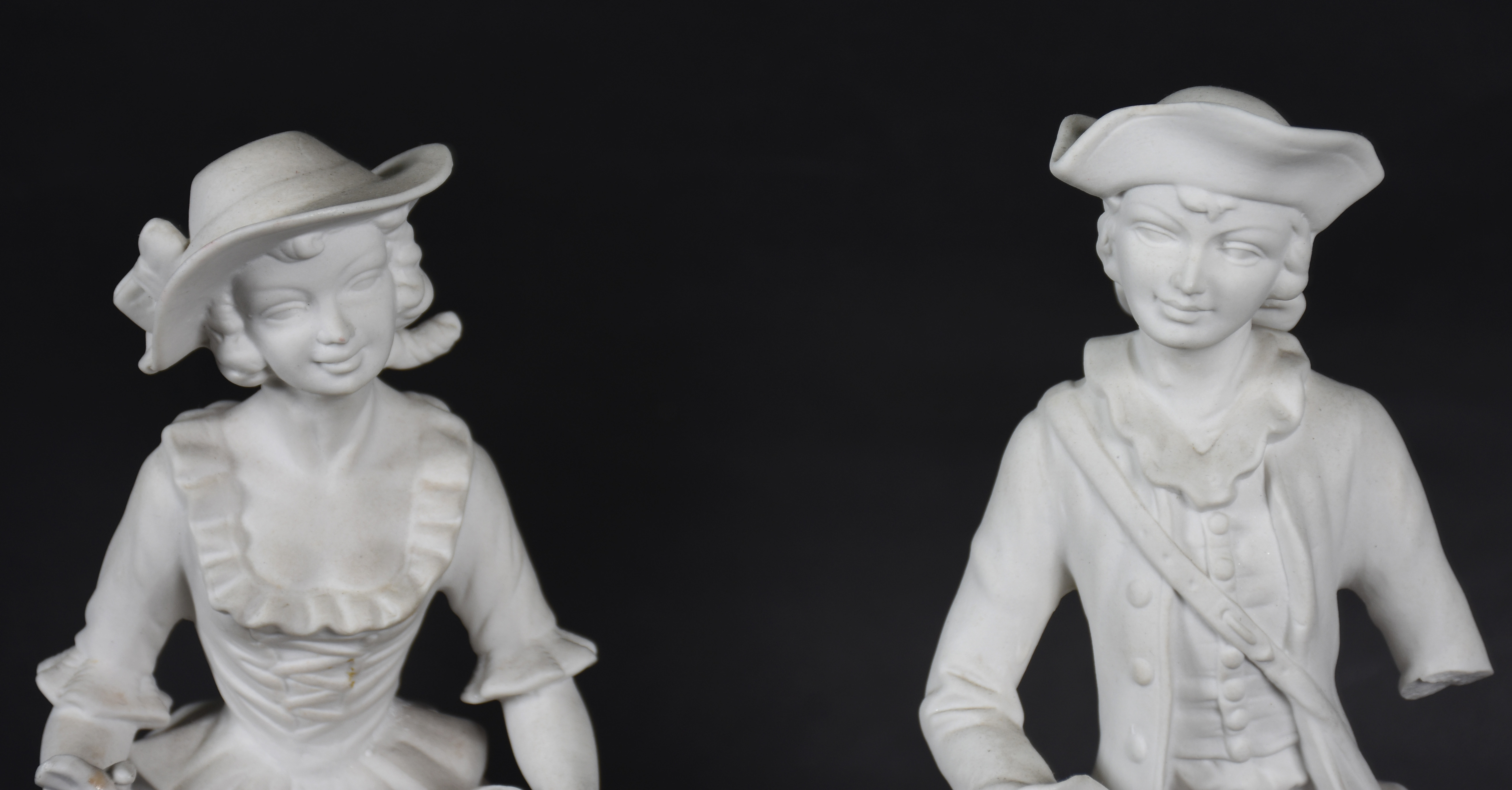 Par de estatuetas de biscuit alemão de Dresdem representando casal de... - foto 4 de 7