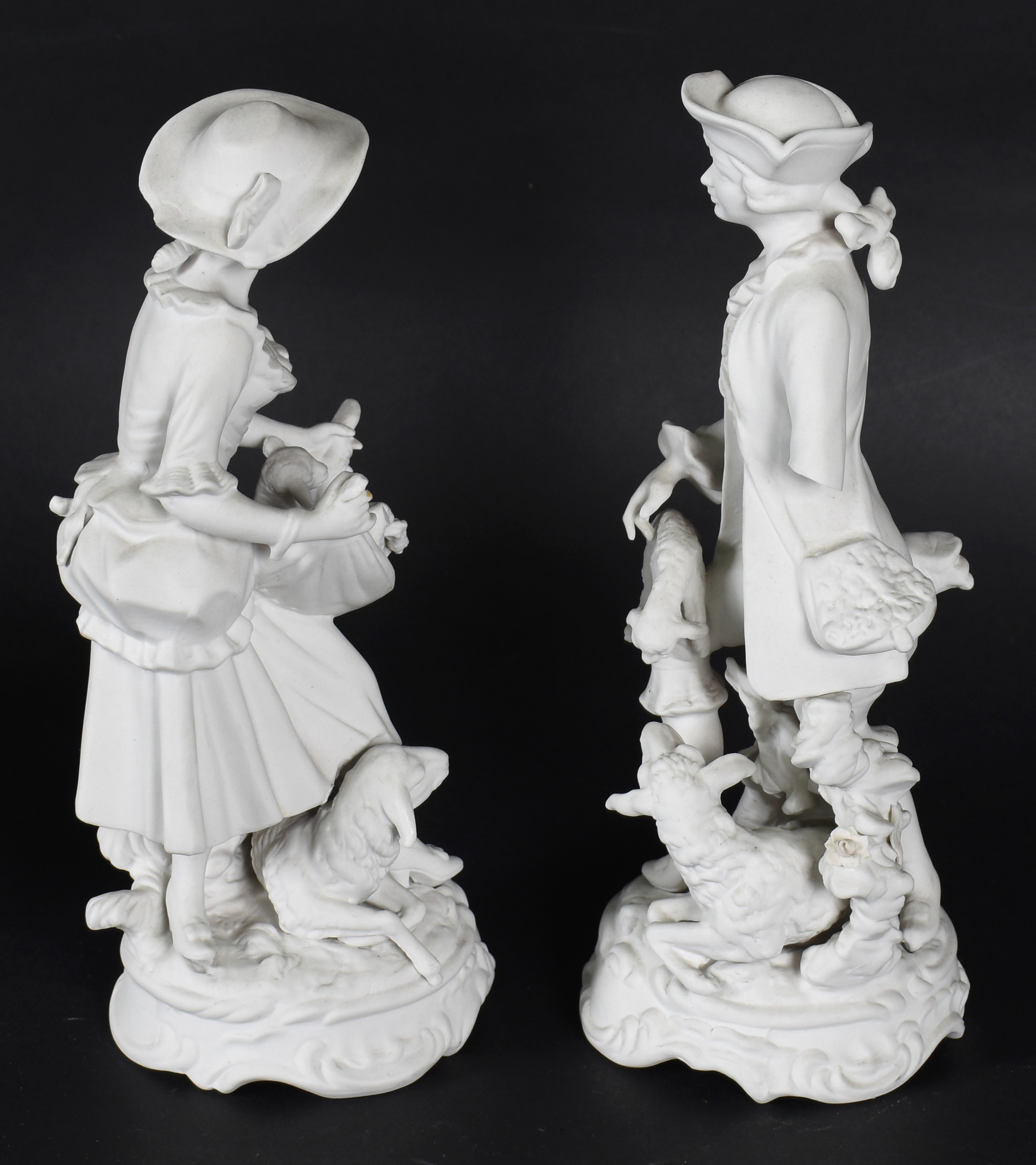 Par de estatuetas de biscuit alemão de Dresdem representando casal de... - foto 5 de 7