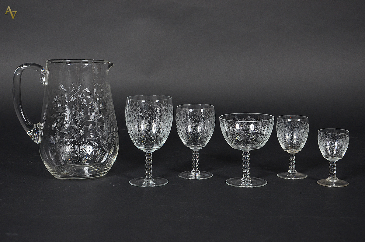 Serviço de cristal lavrado, sendo: jarra, 10 taças para champagne, 9...