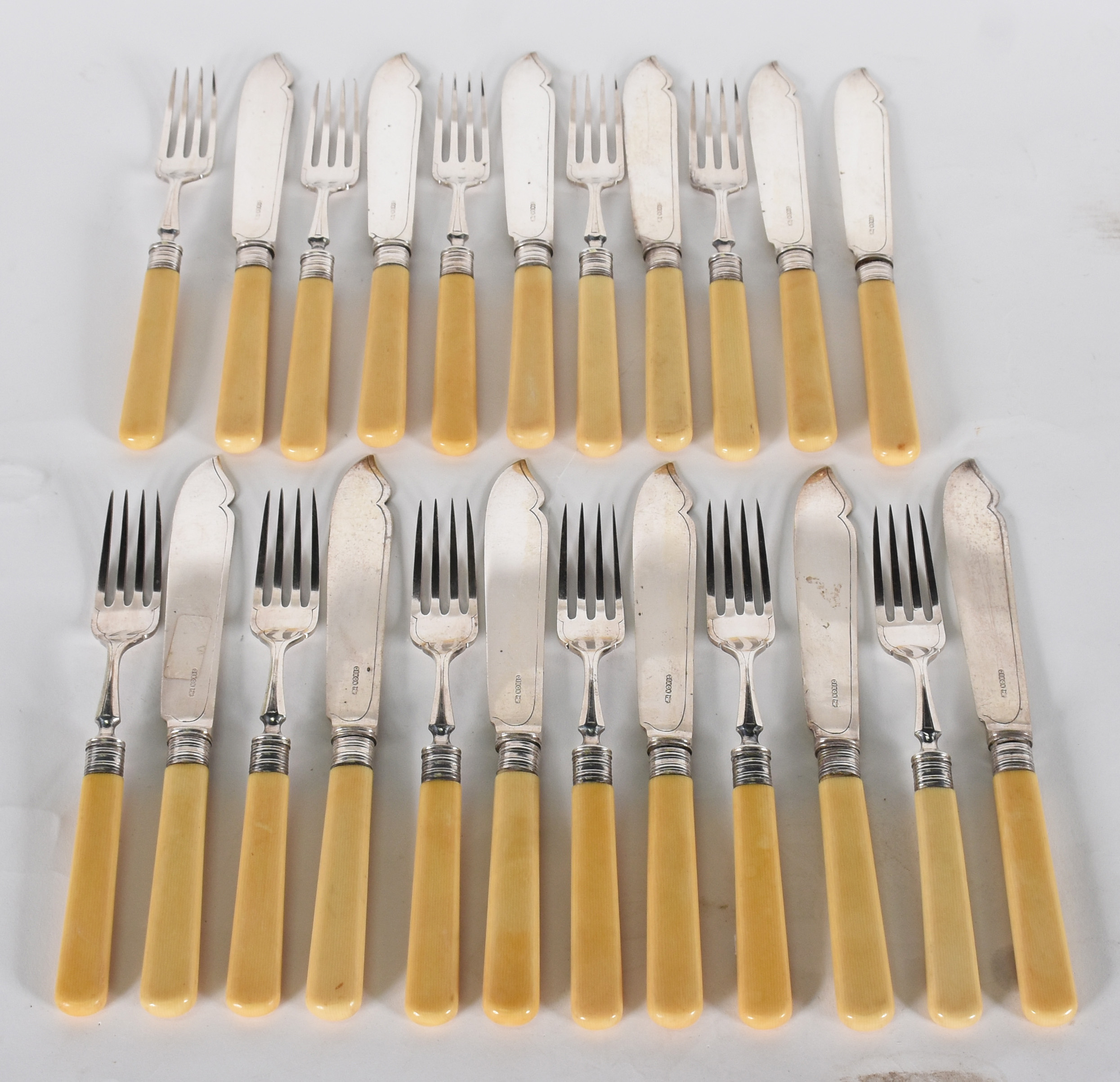 Conjunto com 12 facas e 11 garfos para peixe, de metal prateado e... - foto 1 de 4