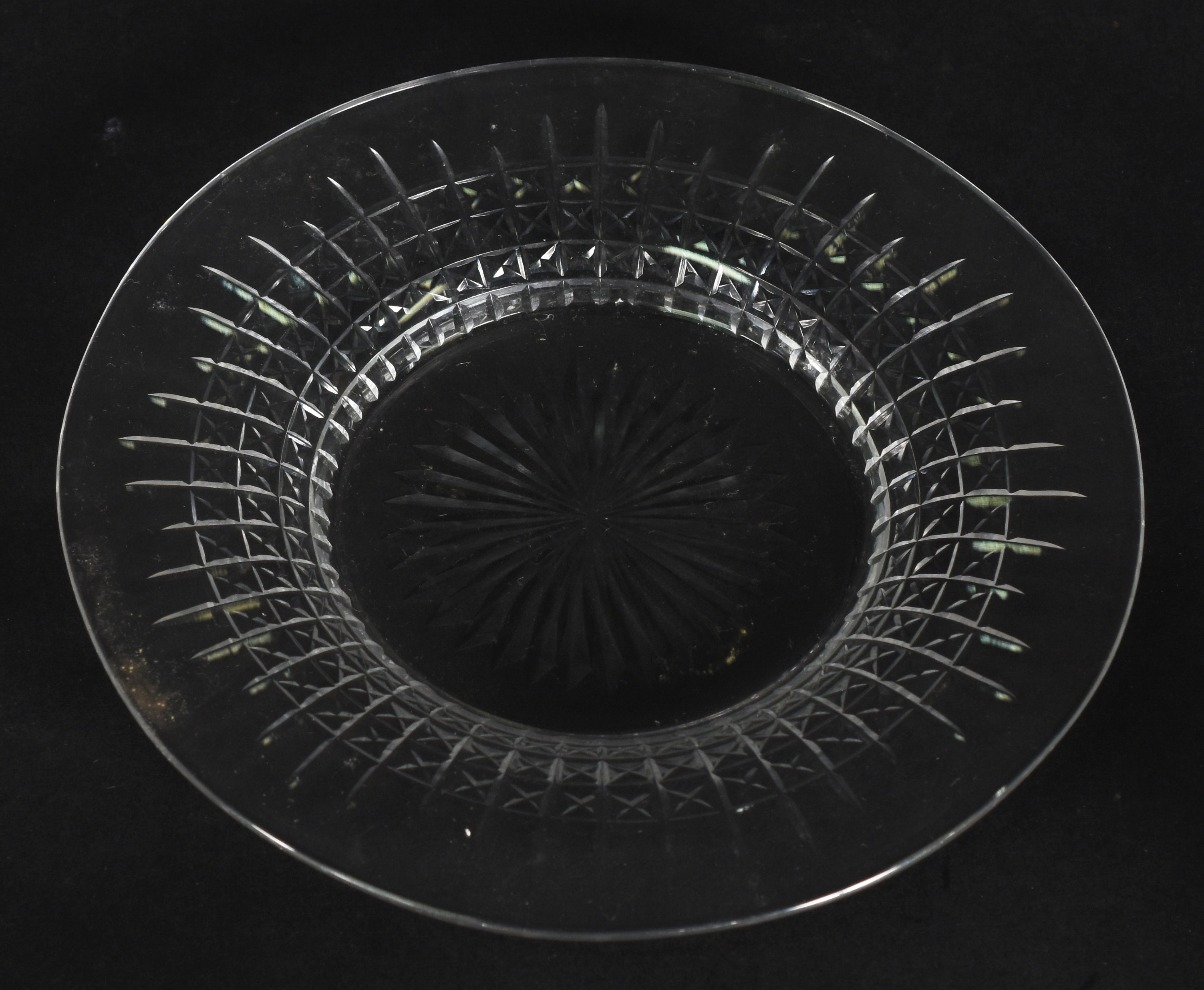 Duas peças de cristal, sendo uma compoteira e uma bomboniere com... - foto 4 de 4