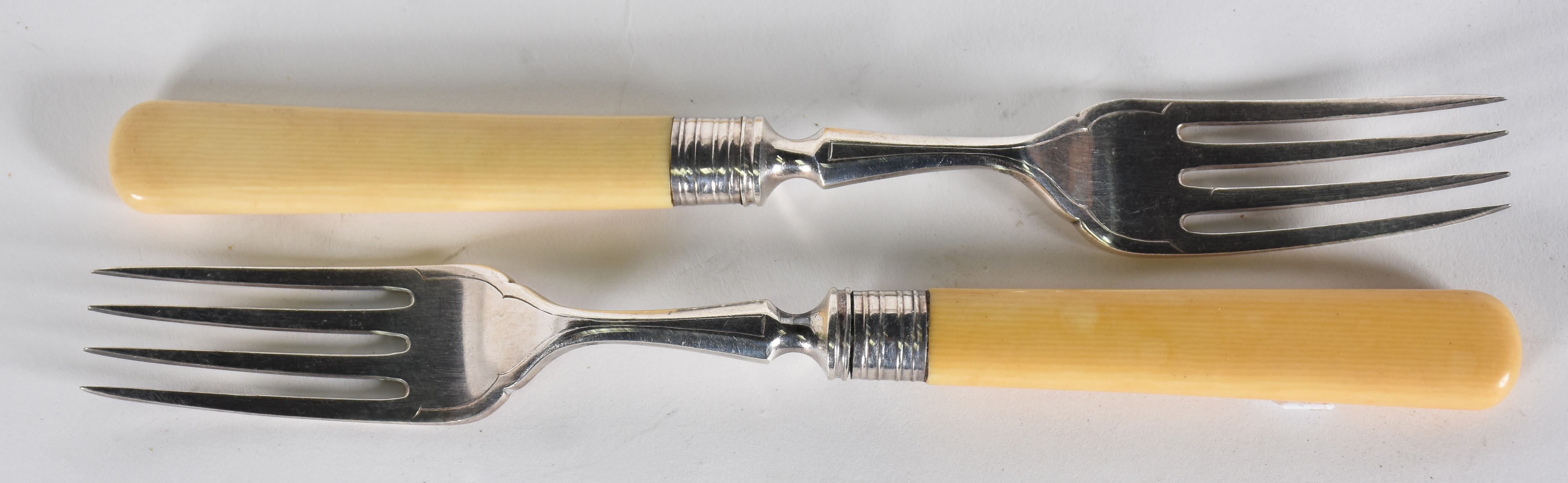 Conjunto com 12 facas e 11 garfos para peixe, de metal prateado e... - foto 2 de 4