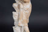 Escultura de alabastro representando figura fem... - Escultura de alabastro representando figura feminina. Altura 62 cm (um dedo quebrado).