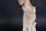 Escultura de alabastro representando figura fem... - Escultura de alabastro representando figura feminina. Altura 62 cm (um dedo quebrado).