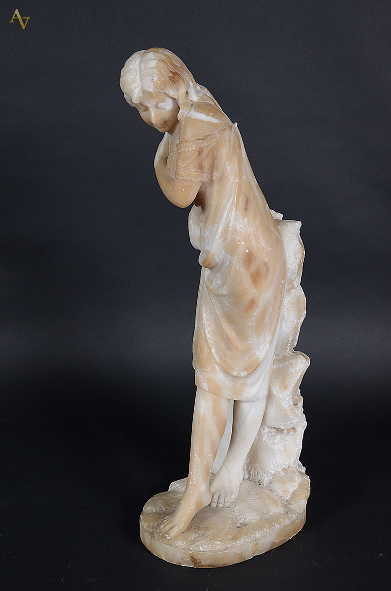 Escultura de alabastro representando figura feminina. Altura 62 cm... - foto 2 de 2
