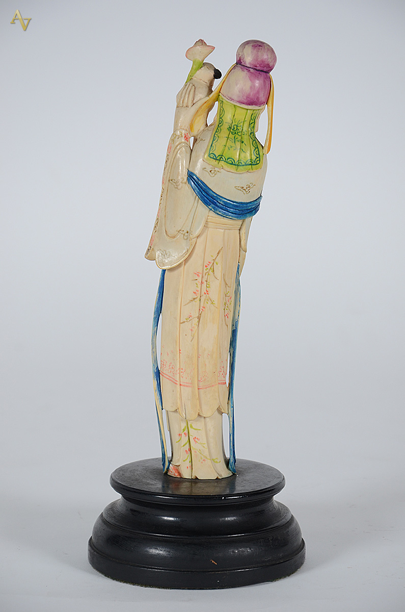 Estatueta de marfim policromada representando figuras orientais... - foto 2 de 2