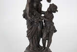 Escultura de petit bronze representando figura ... - Escultura de petit bronze representando figura feminina com criança. Altura  total 56 cm.