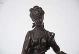 Escultura de petit bronze representando figura ... - Escultura de petit bronze representando figura feminina com criança. Altura  total 56 cm.
