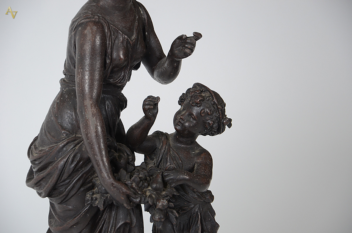 Escultura de petit bronze representando figura feminina com criança... - foto 3 de 4