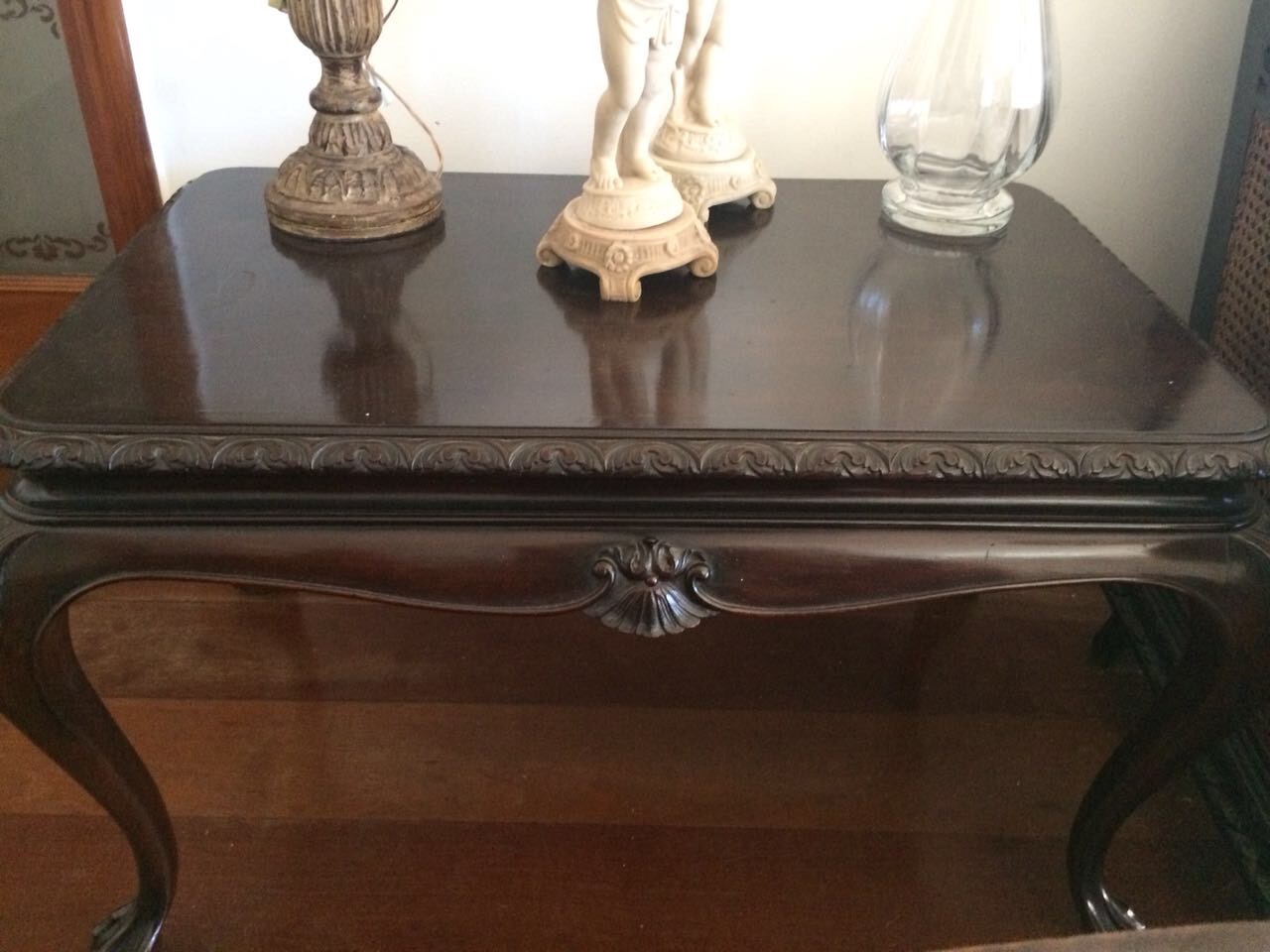 Mesa de centro de madeira nobre com saia entalhada, estilo Luis XV.