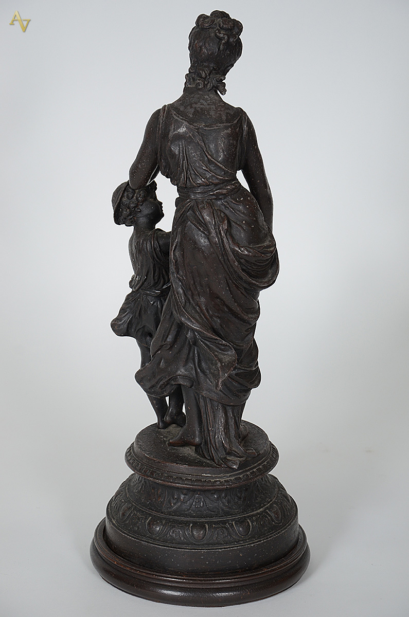 Escultura de petit bronze representando figura feminina com criança... - foto 4 de 4