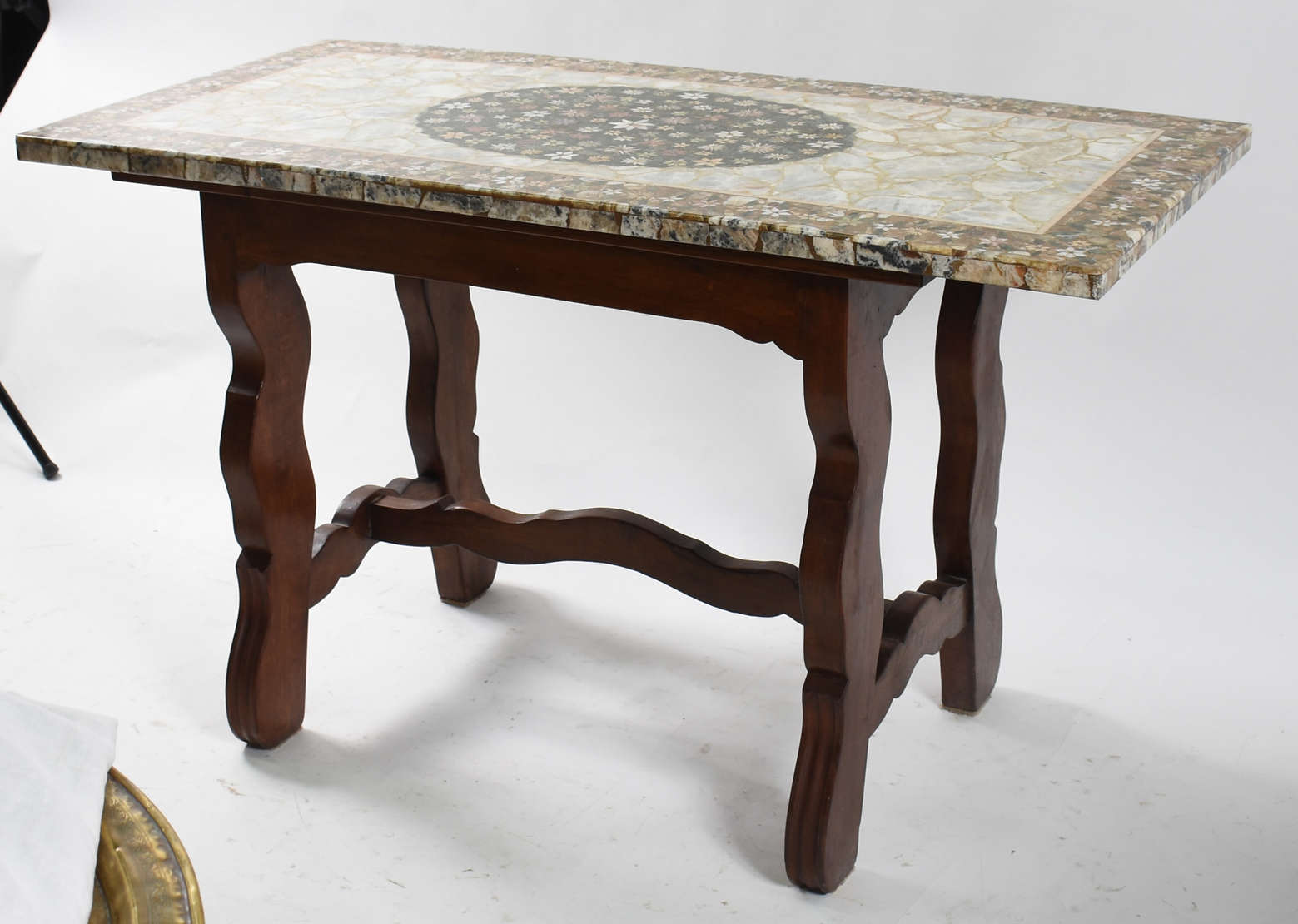 Mesa com pés de madeira nobre e tampo de mosaico de pedras coloridas. - foto 3 de 3