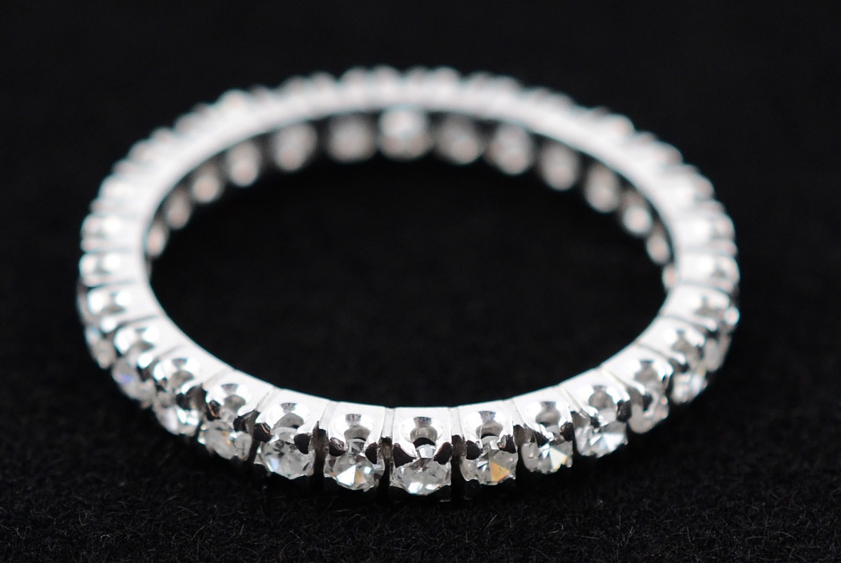 Aliança completa de ouro branco com aproximadamente 1.5 ct de...