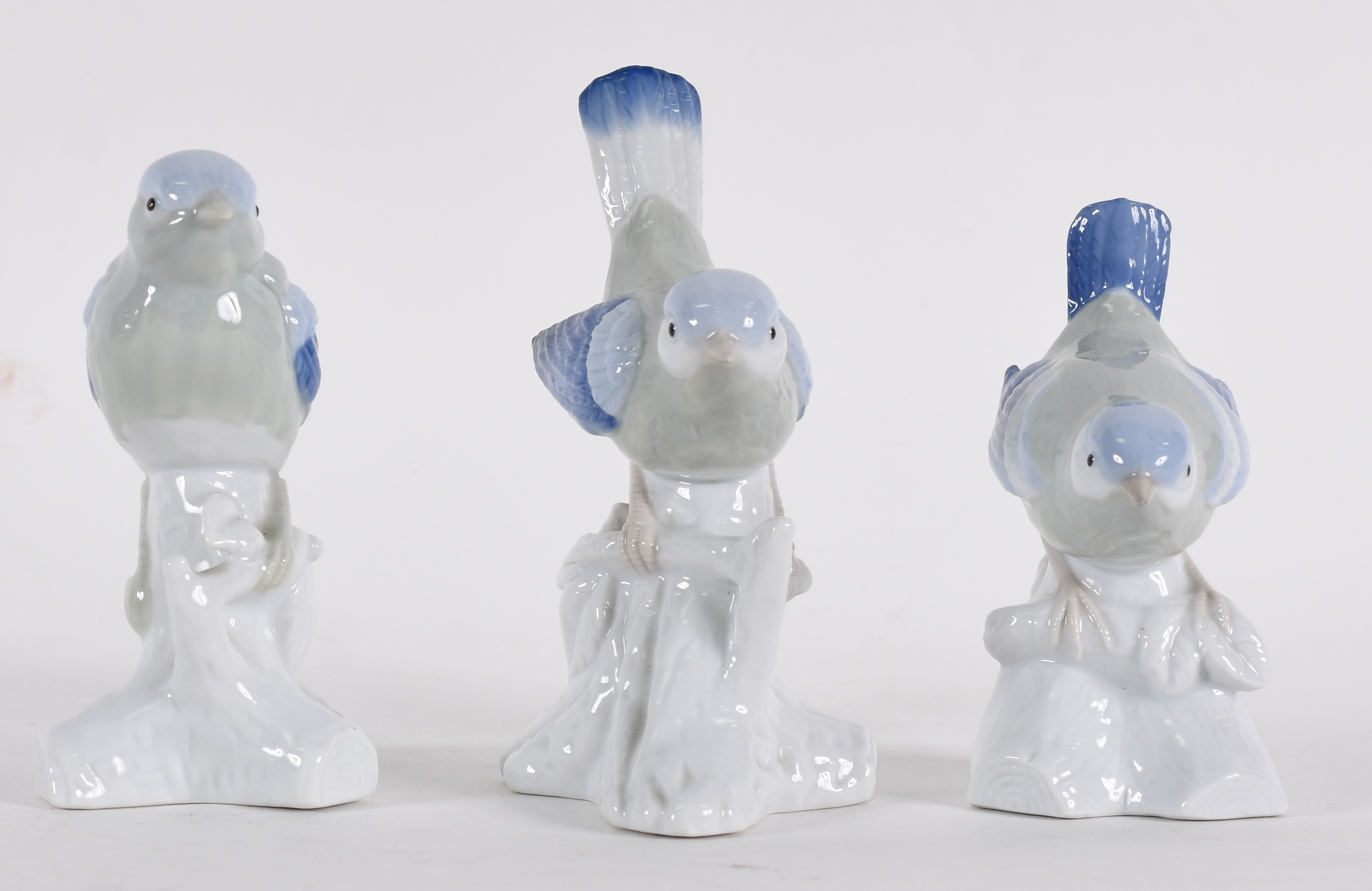 Três pássaros de porcelana Espanhola . medidas 12 cm / 15 cm / 14 cm . - foto 1 de 4