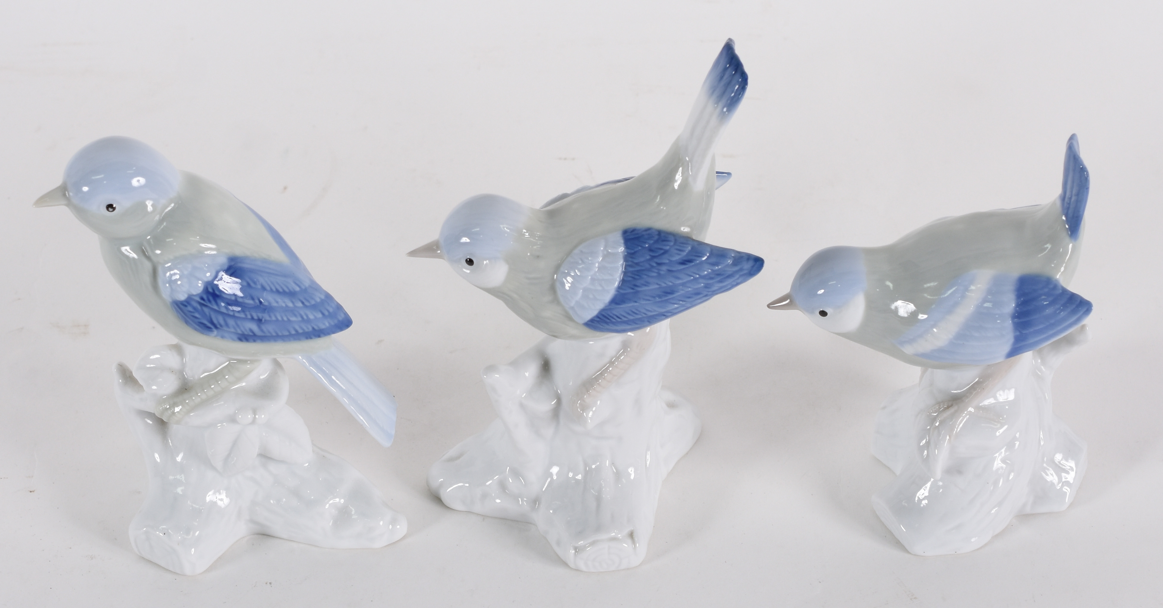 Três pássaros de porcelana Espanhola . medidas 12 cm / 15 cm / 14 cm . - foto 2 de 4