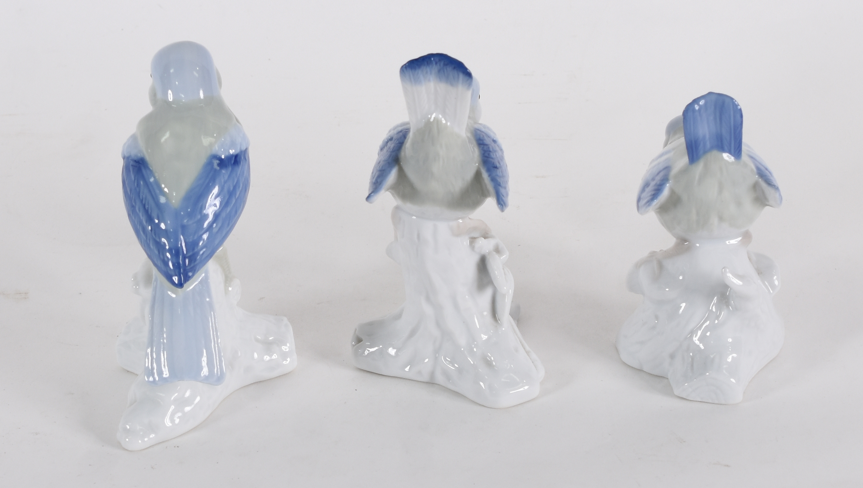 Três pássaros de porcelana Espanhola . medidas 12 cm / 15 cm / 14 cm . - foto 3 de 4