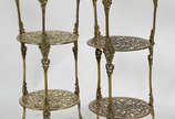 Par de colunas  de metal dourado com 3 platôs c... - Par de colunas  de metal dourado com 3 platôs cada.
Medida. 73 cm de altura .