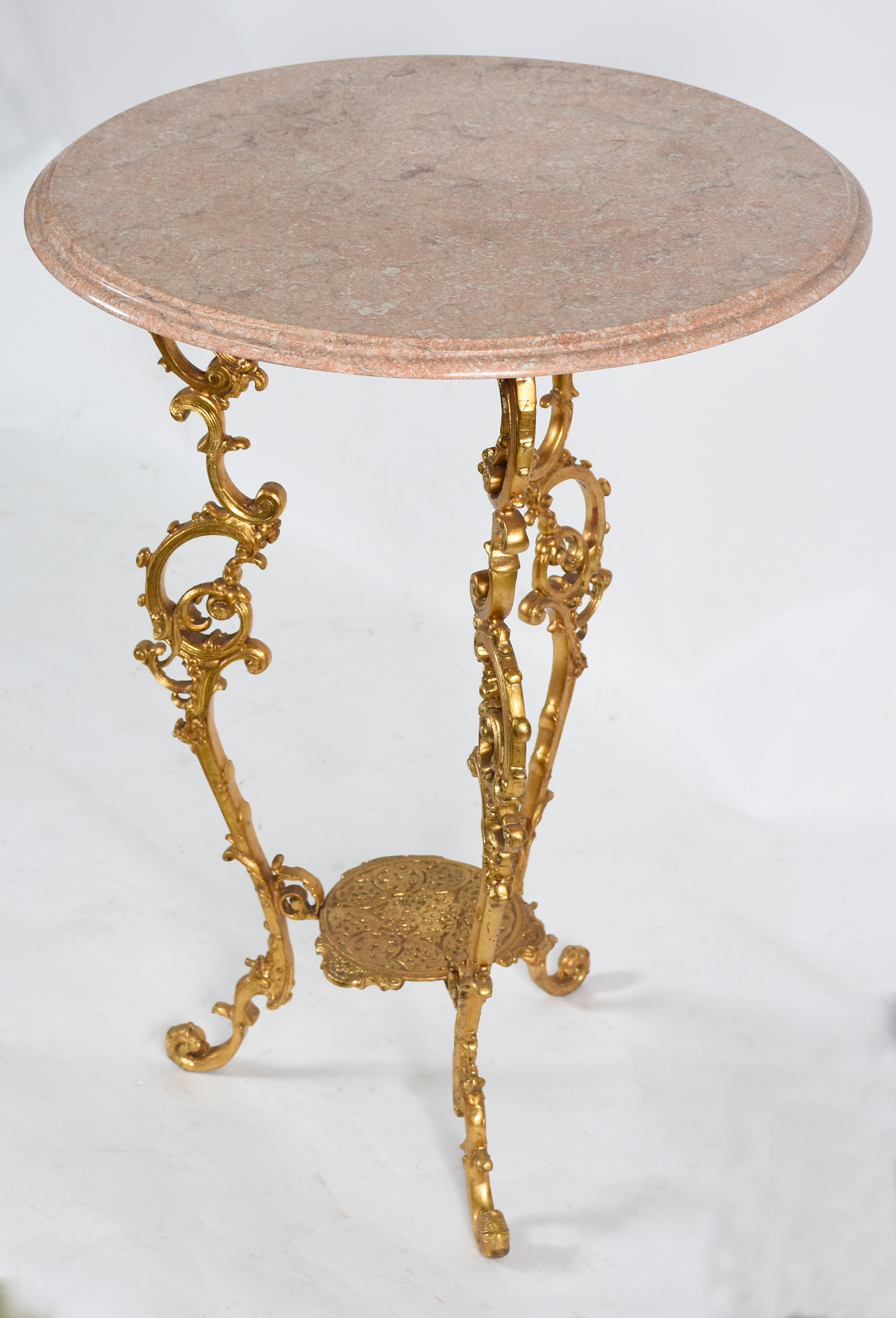 Mesa de metal dourado com tampo de mármore redondo. Medidas 79 x 59 cm - foto 2 de 3