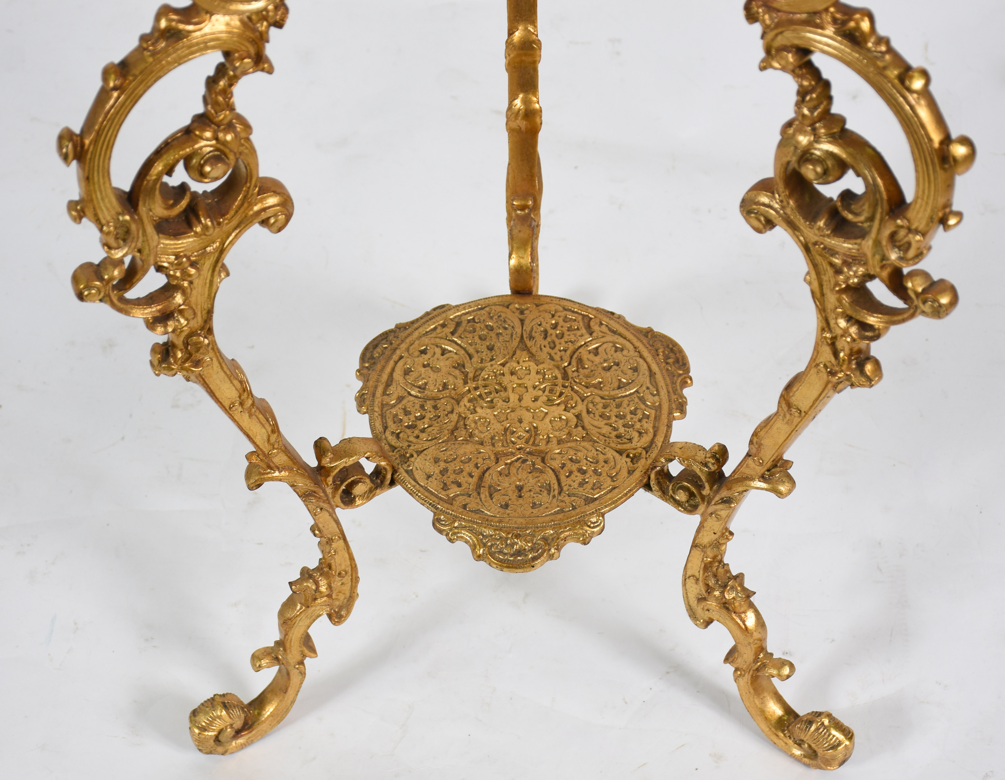 Mesa de metal dourado com tampo de mármore redondo. Medidas 79 x 59 cm - foto 3 de 3