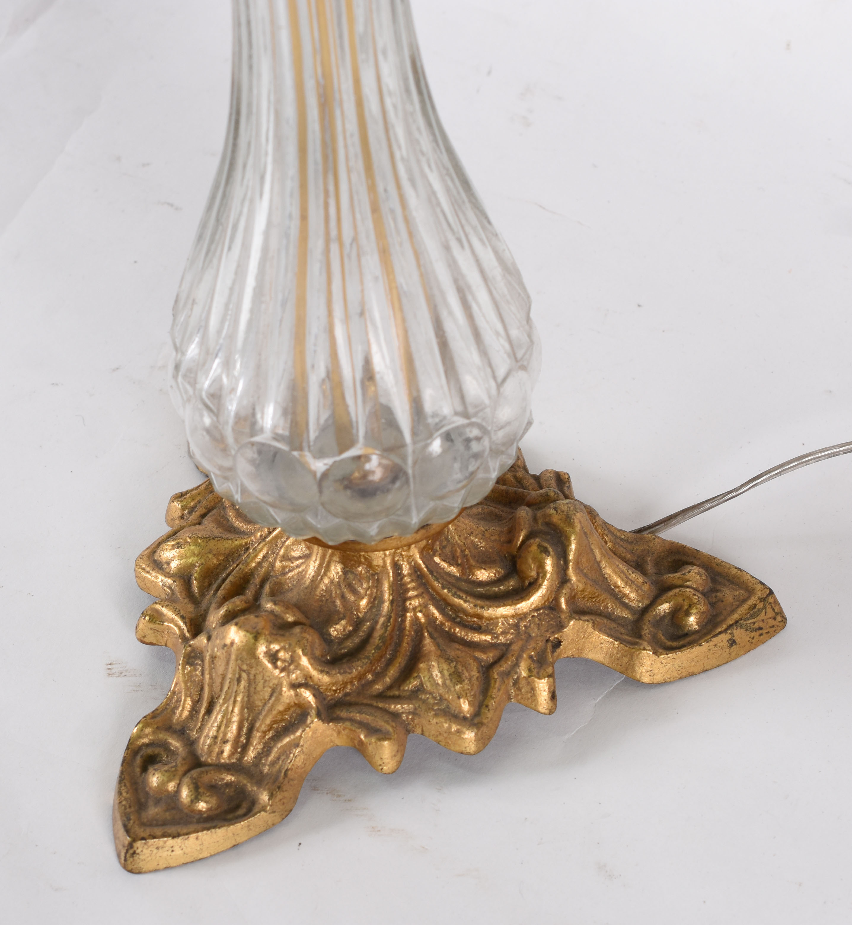 Par de abatjoures de metal dourado e vidro para tres luzes cada... - foto 3 de 4