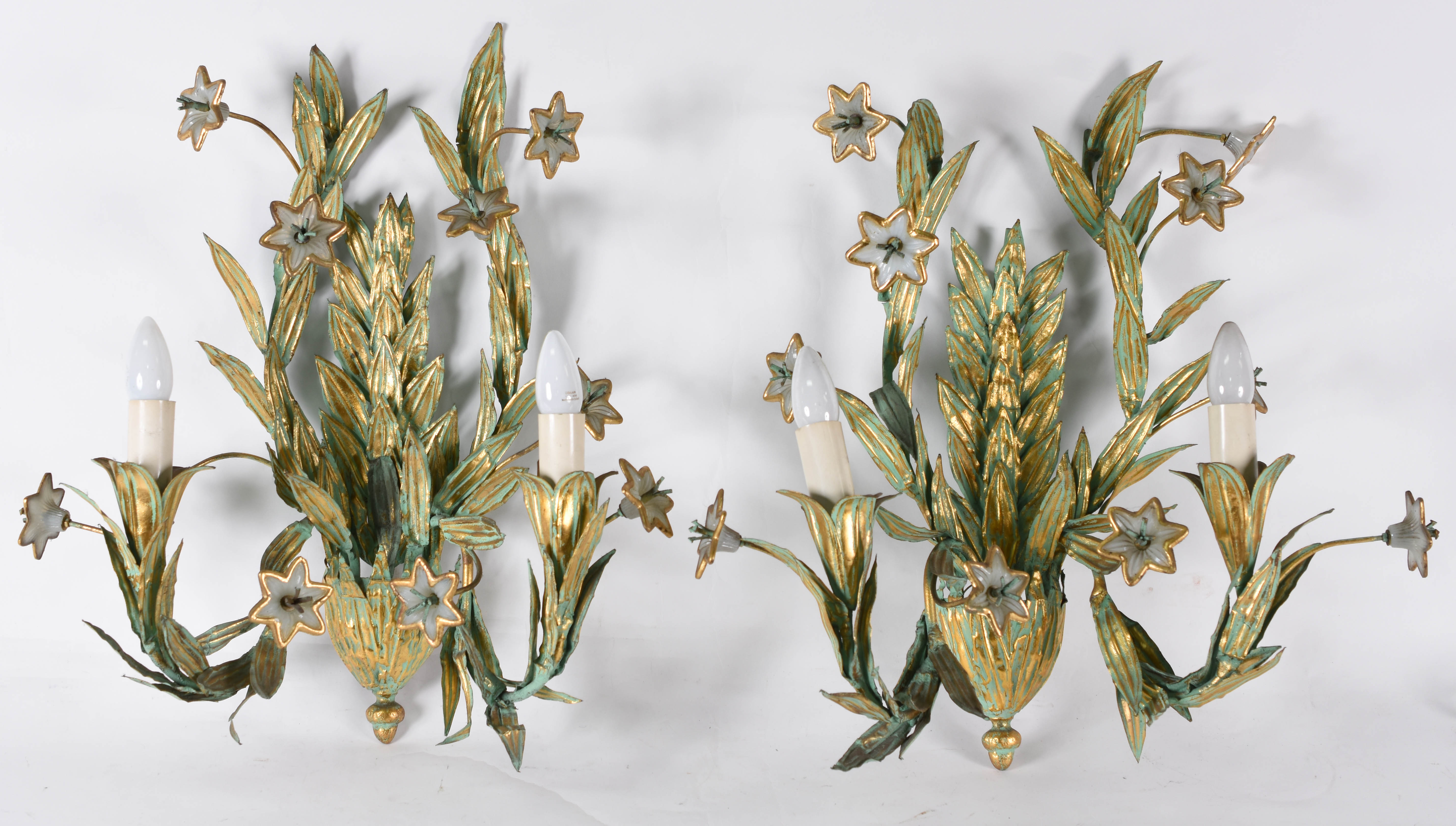 Par de apliques de metal dourado para 2 luzes com flores opalinadas... - foto 1 de 4