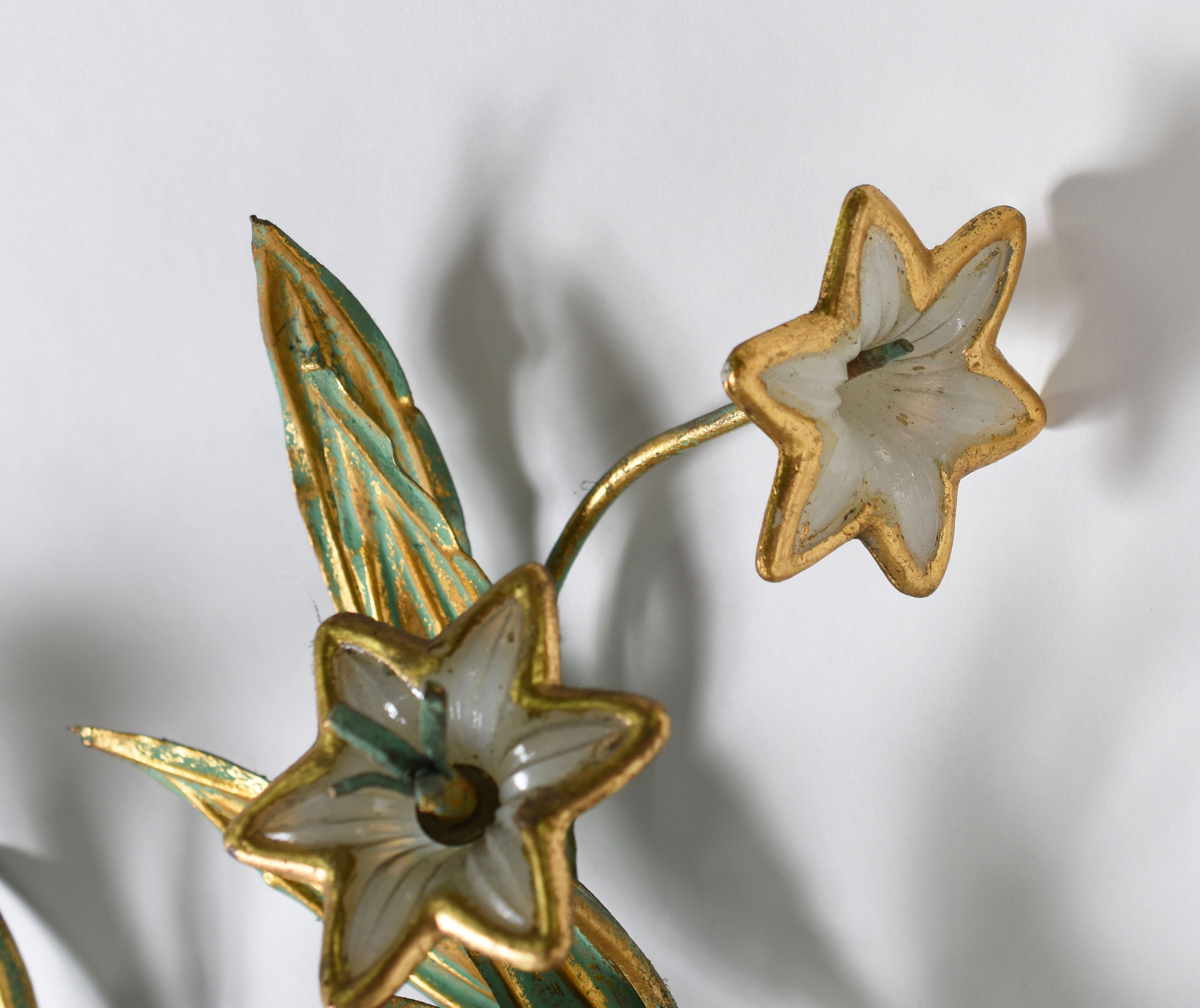 Par de apliques de metal dourado para 2 luzes com flores opalinadas... - foto 2 de 4