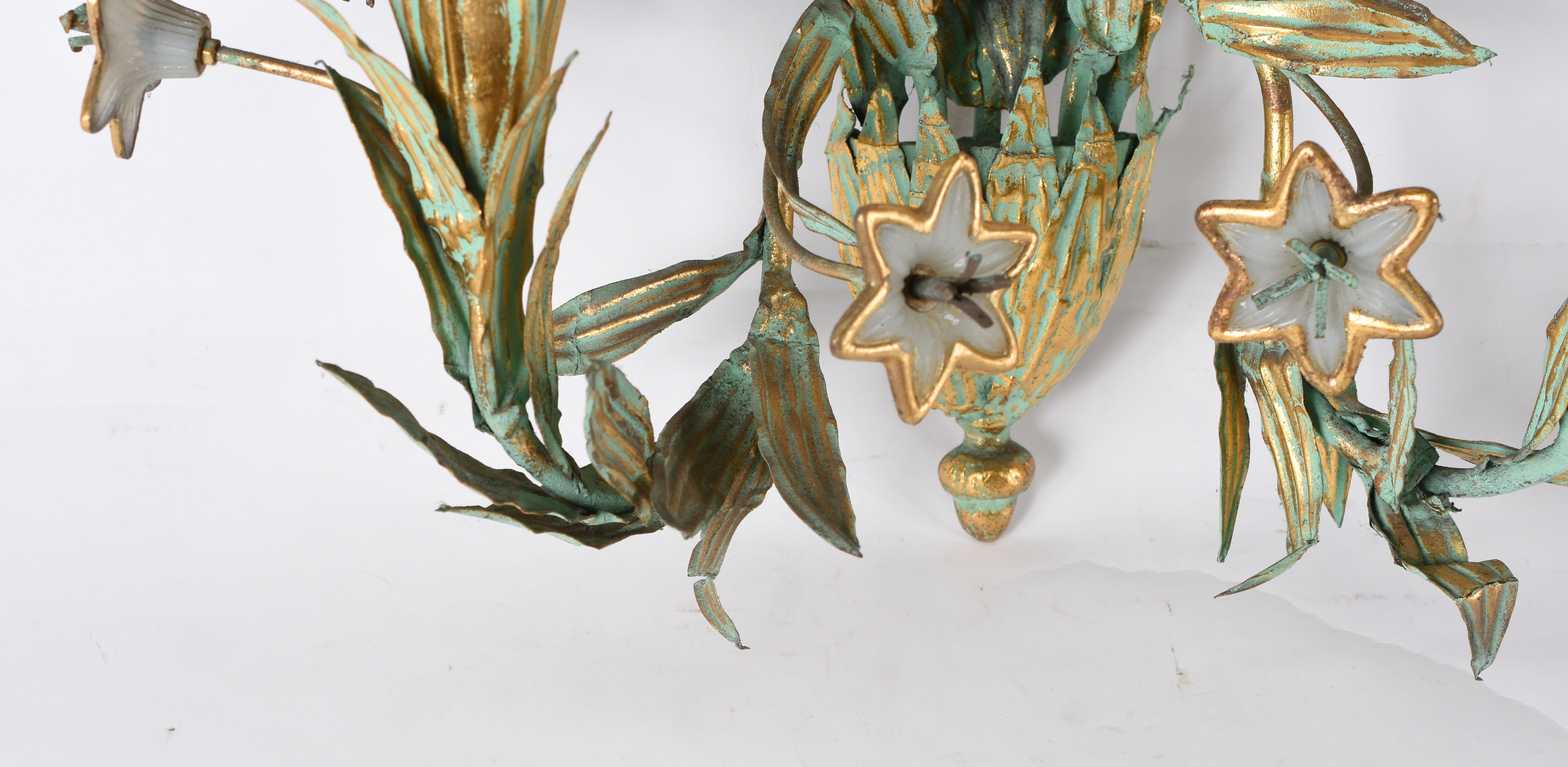 Par de apliques de metal dourado para 2 luzes com flores opalinadas... - foto 4 de 4