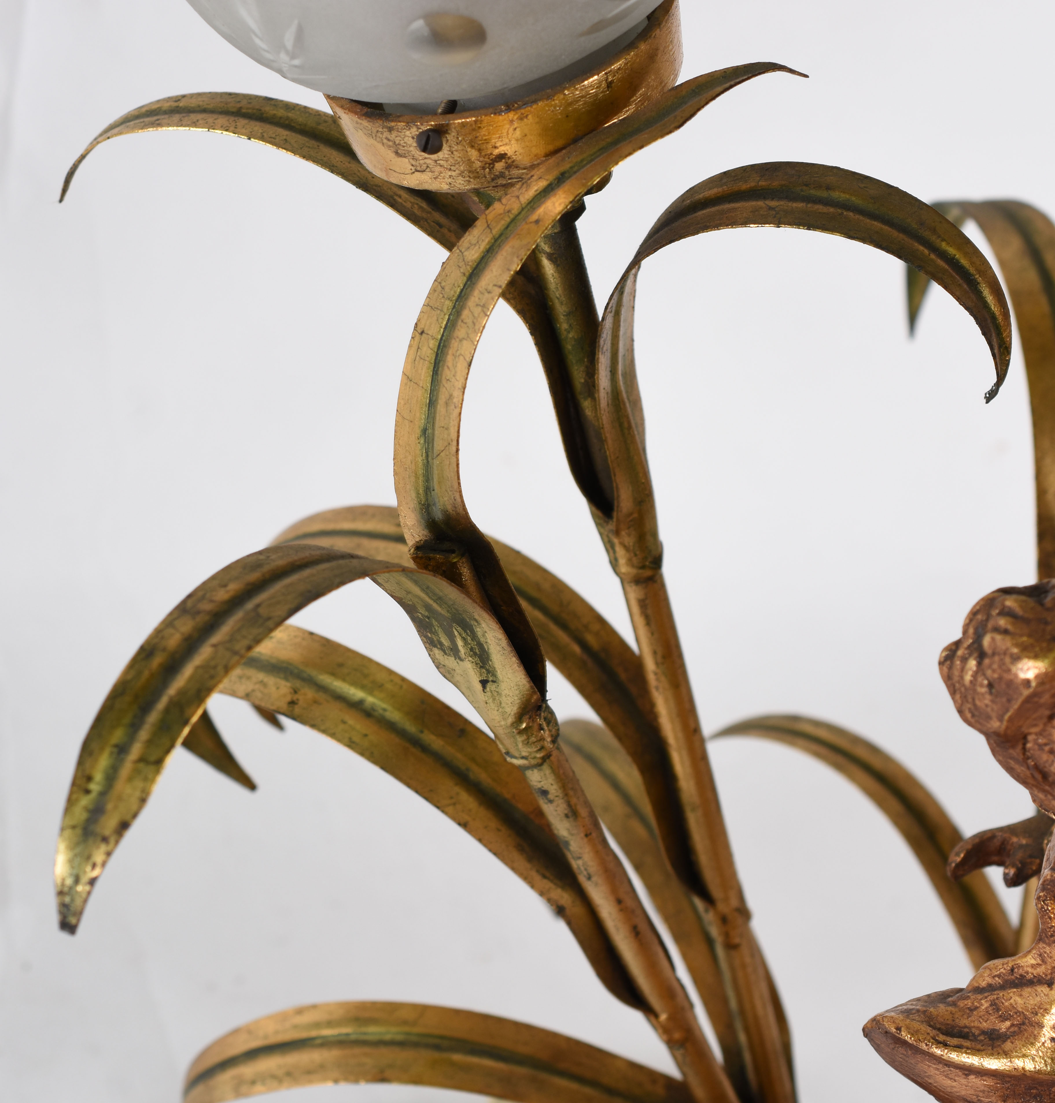 Luminária com figura de casal para 5 luzes com mangas de vidro fosco. - foto 4 de 5