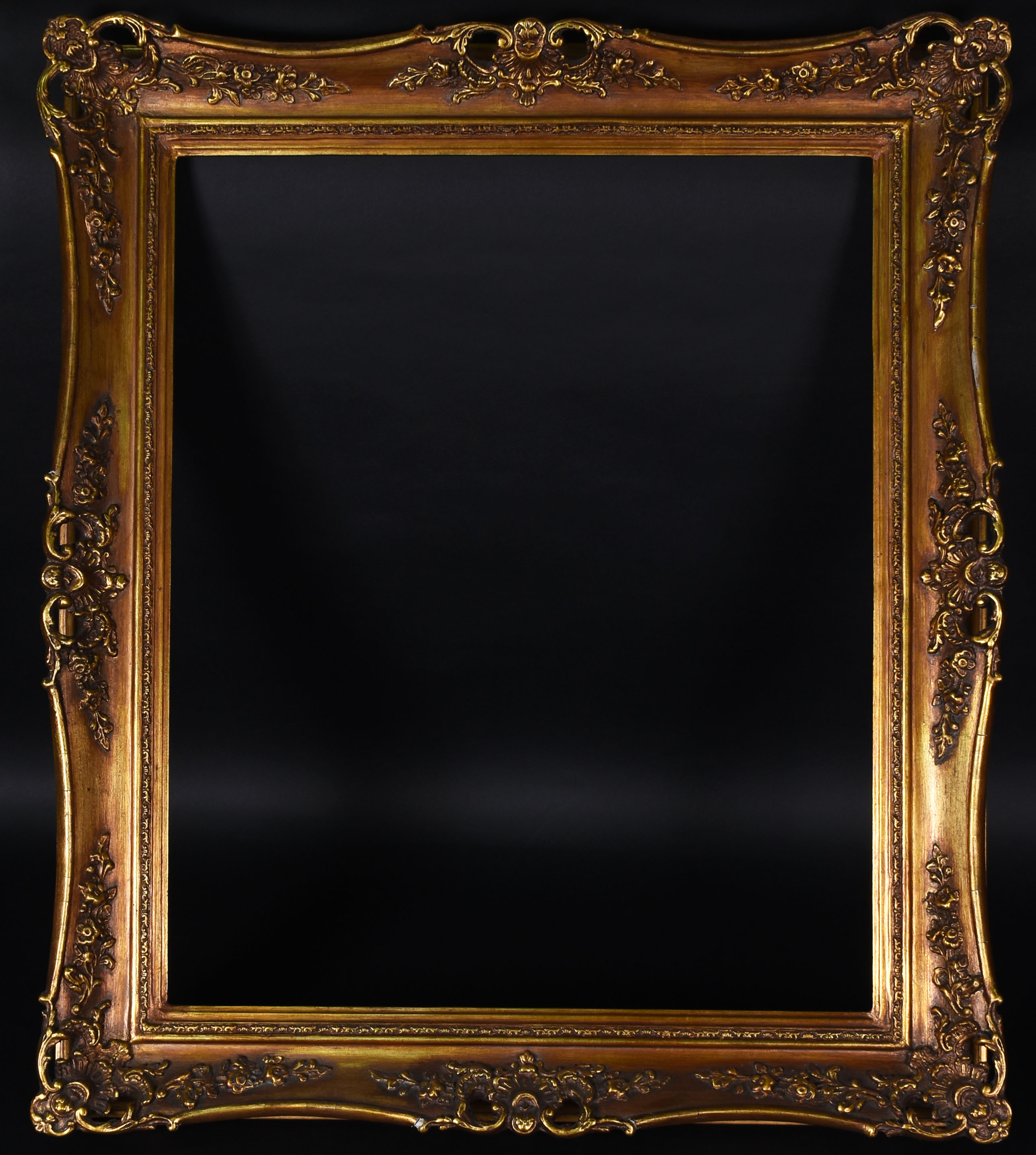 Moldura de madeira trabalhada e dourada . Medida externa 75 x 90 cm /... - foto 1 de 4