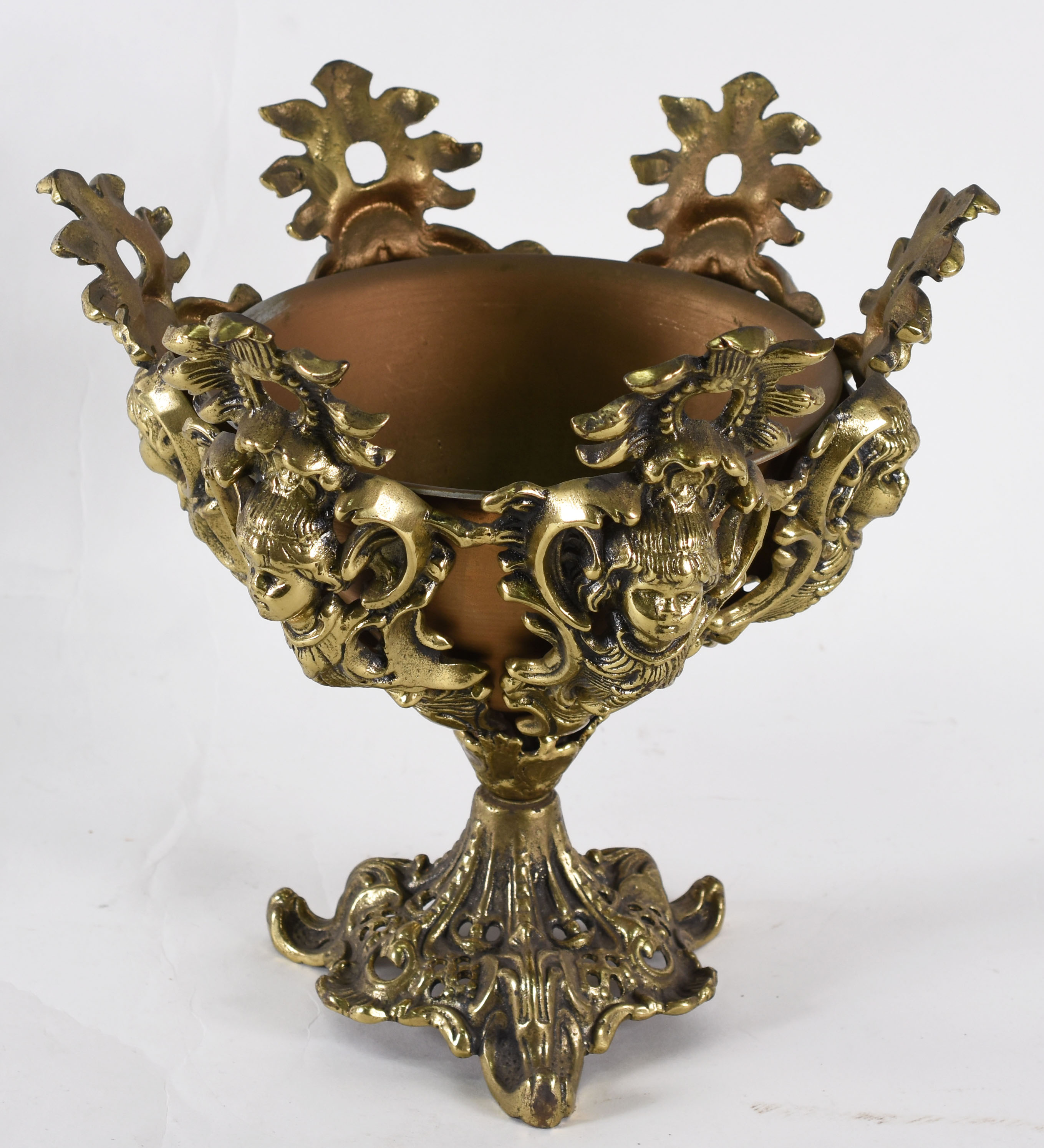 Fruteira de metal dourado com "rostos" em relevo . Medida 27 x 28 cm - foto 1 de 3