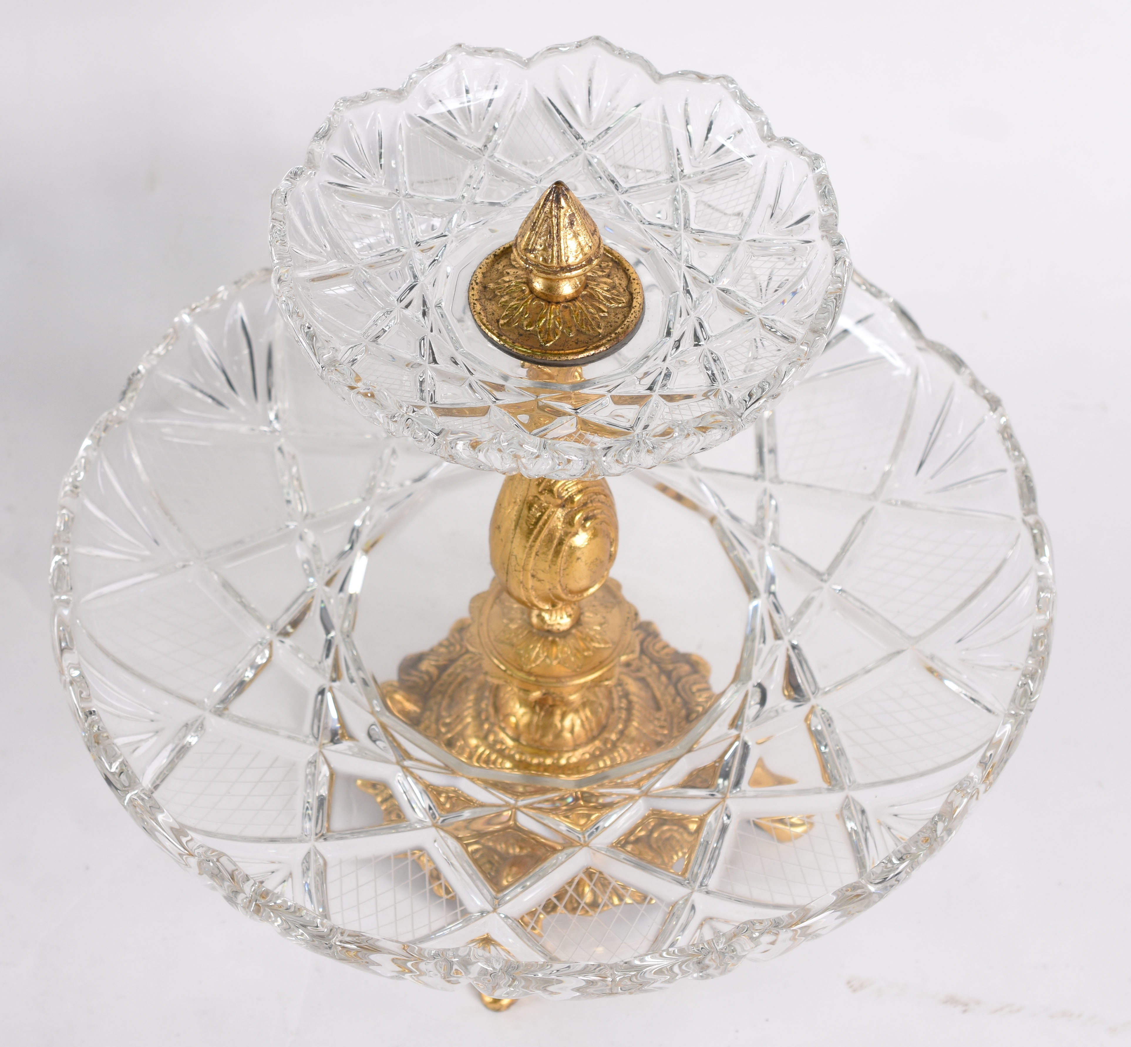 Fruteira de metal dourado com 2 pratos de cristal lapidados . Medidas... - foto 3 de 3