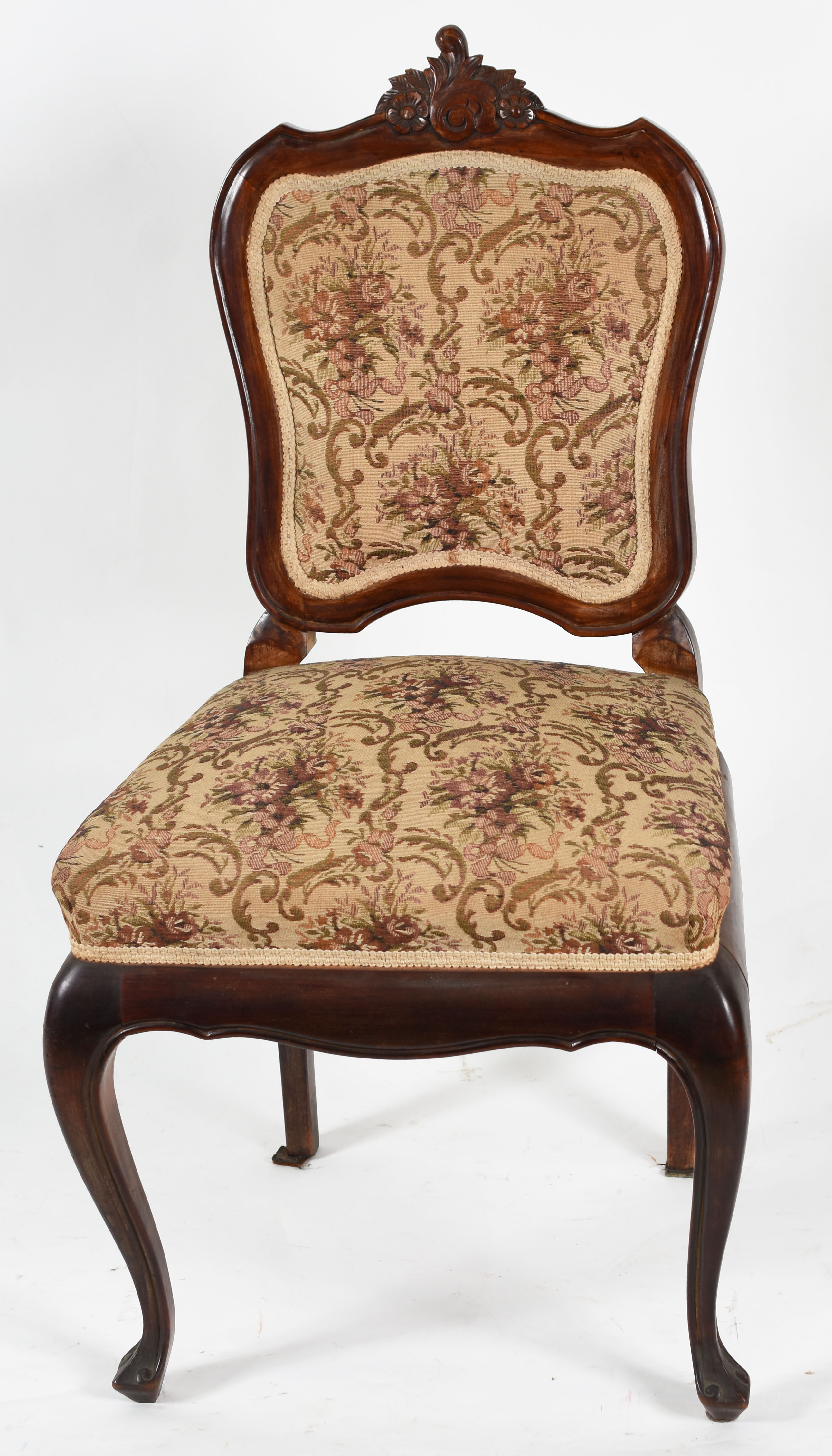 cadeira singela de madeira nobre forrada com gobelain floral... - foto 2 de 3