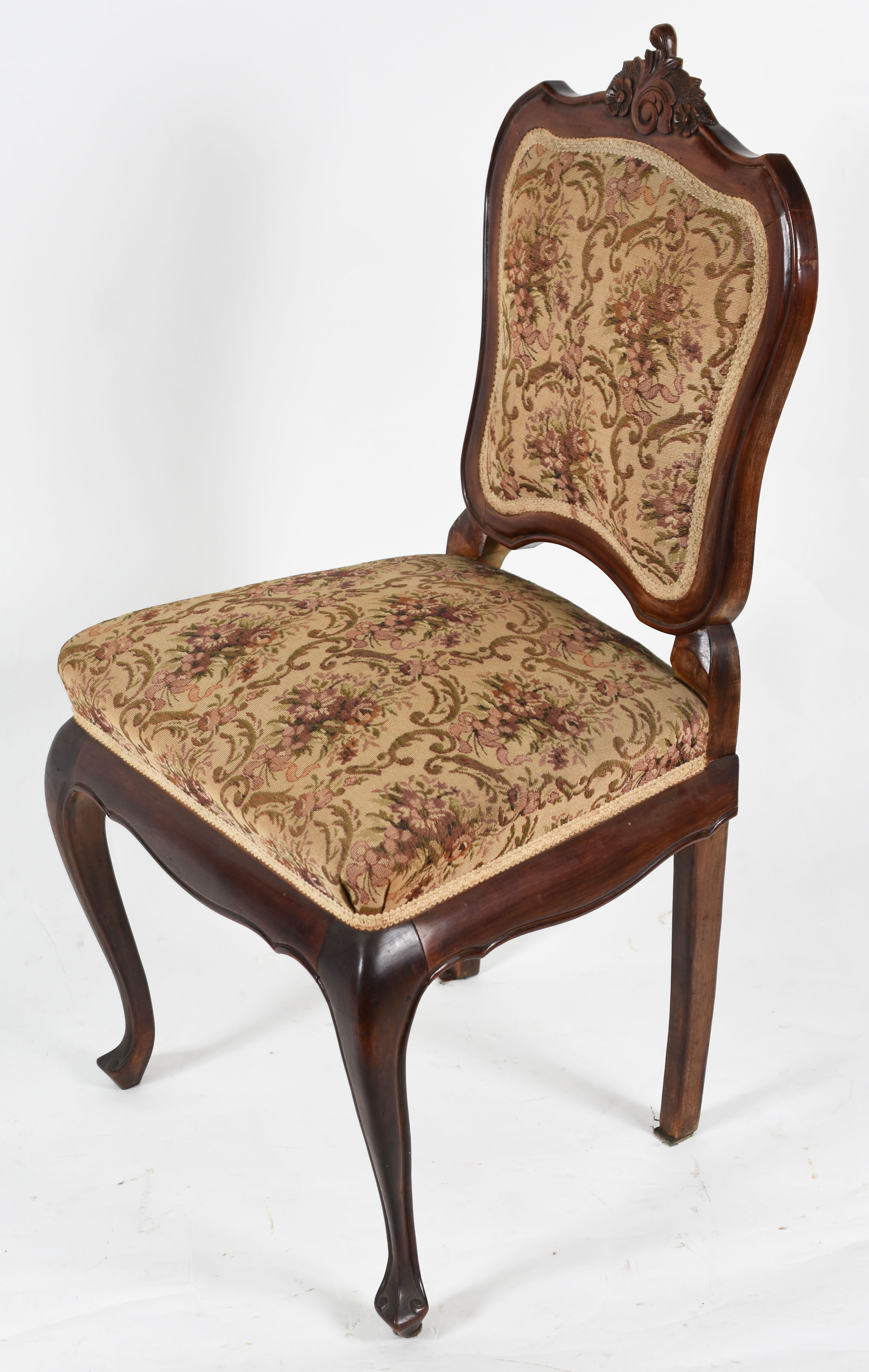 cadeira singela de madeira nobre forrada com gobelain floral... - foto 1 de 3