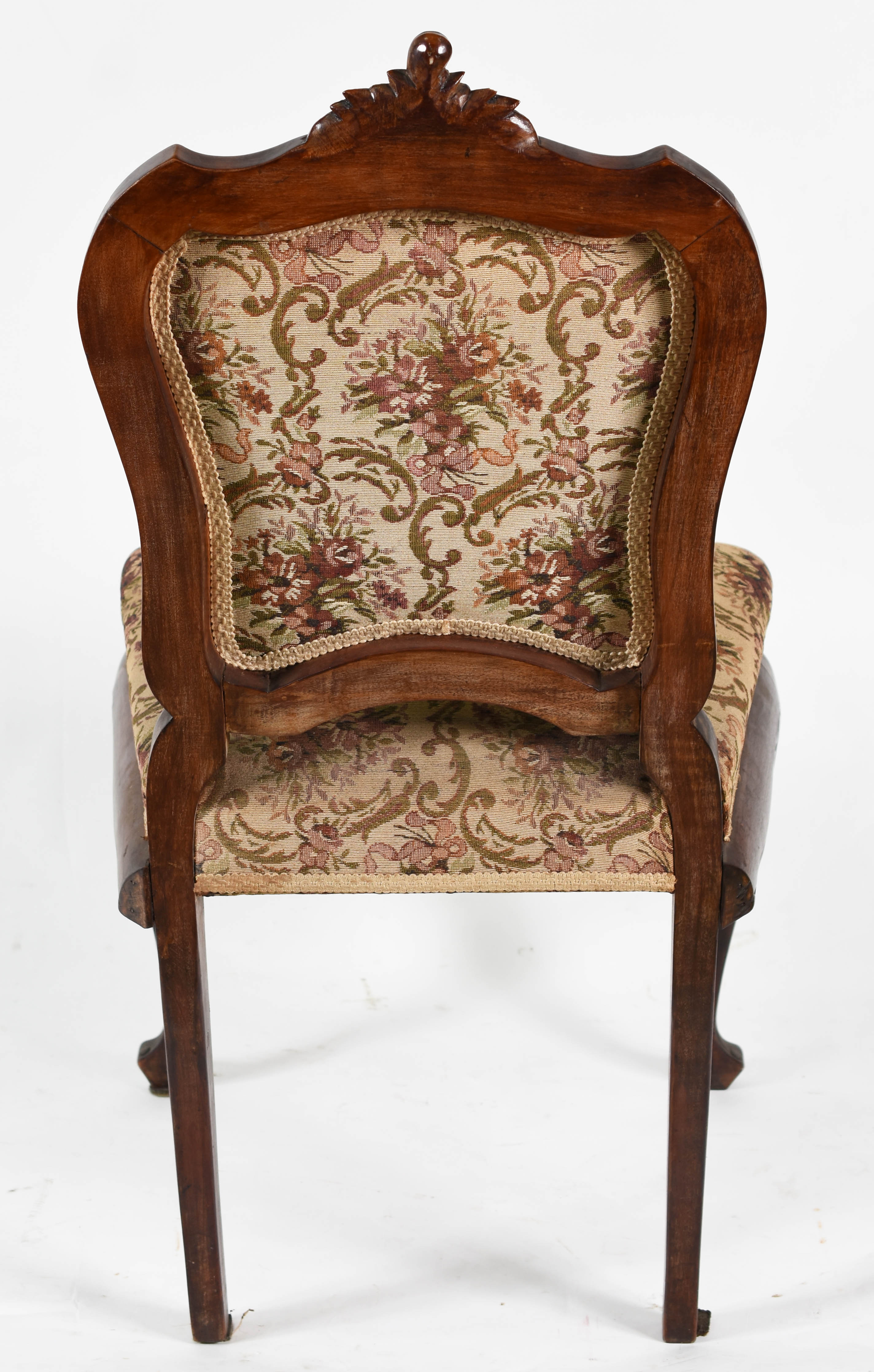 cadeira singela de madeira nobre forrada com gobelain floral... - foto 3 de 3