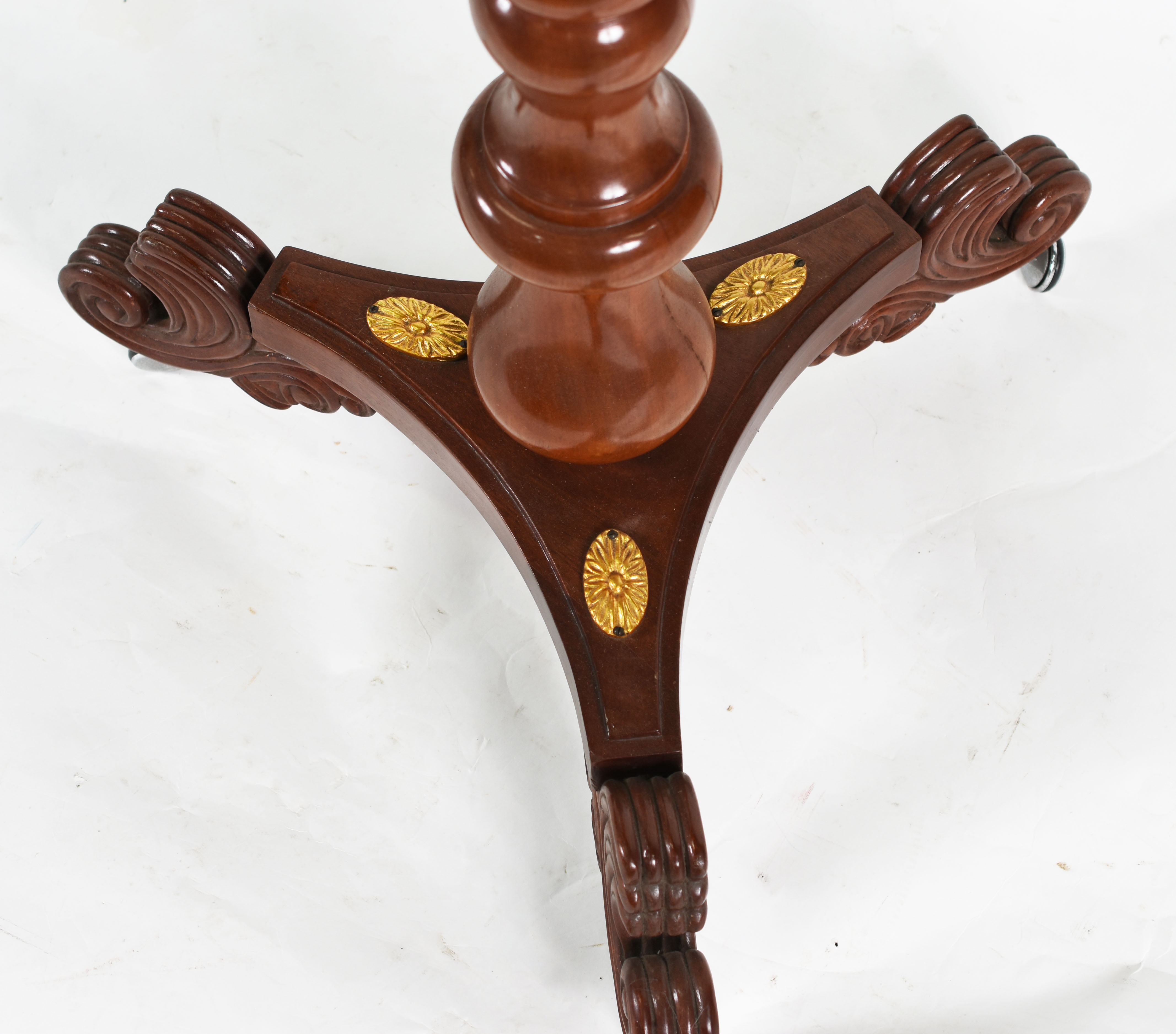 Porta partitura de madeira nobre com coluna torneada sobre rodízios... - foto 2 de 4